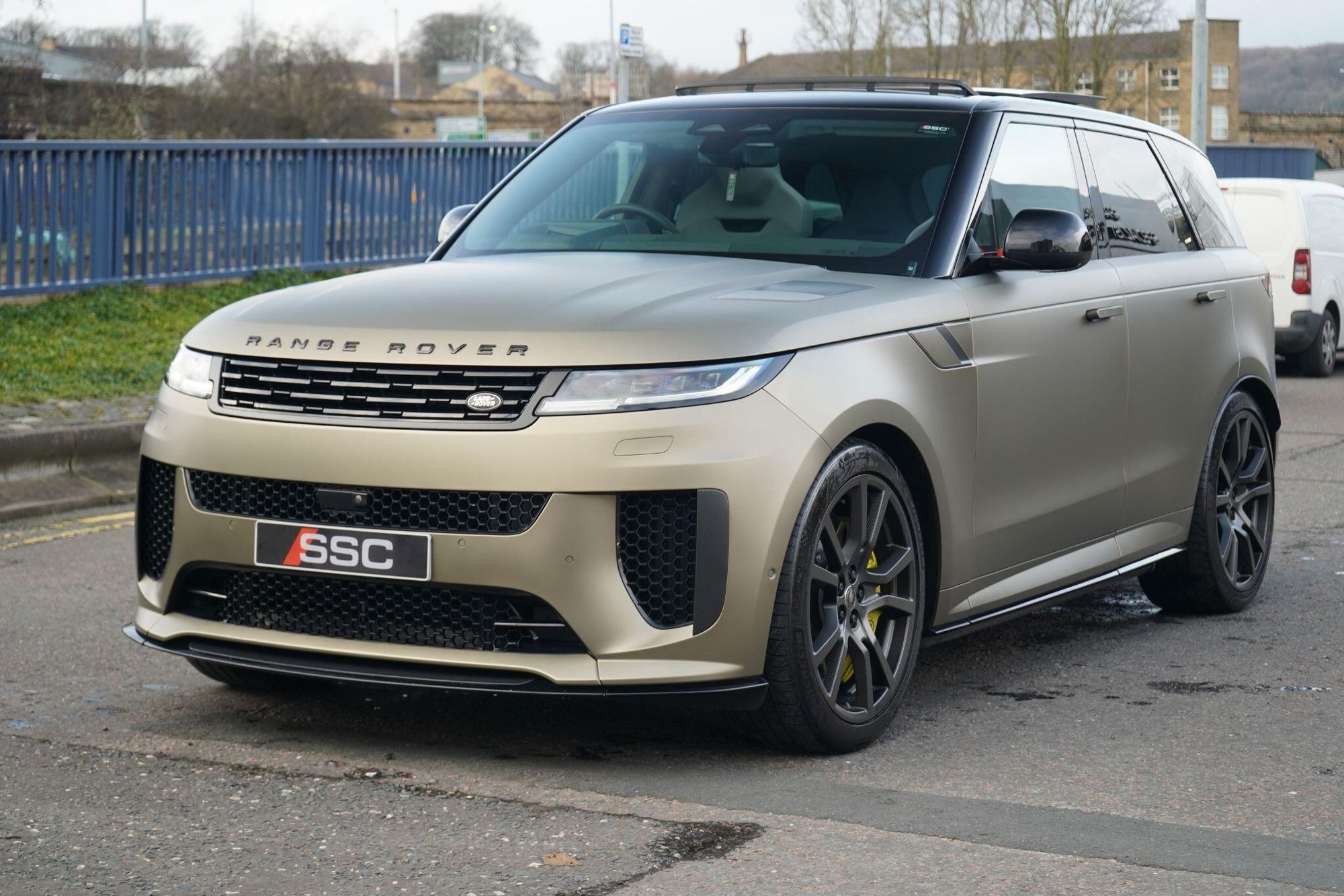 LAND ROVER RANGE ROVER SPORT ESTATE SPECIAL EDITIONS 4.4 P635 V8 SV Edition One 5dr Auto [Gloss] for sale UK - Slide 7