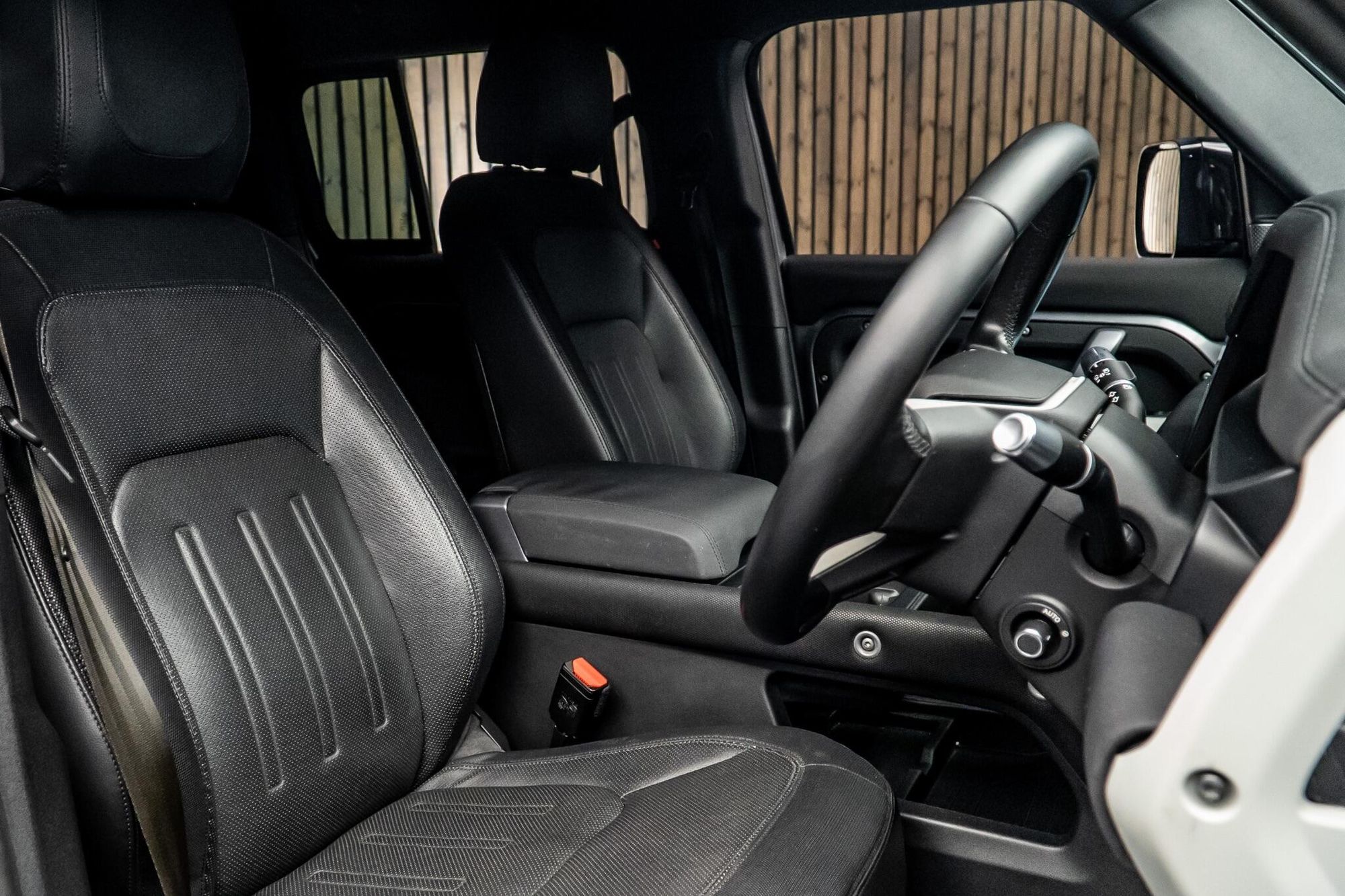 LAND ROVER DEFENDER ESTATE 2.0 P300 X-Dynamic SE 110 5dr Auto for sale UK - Slide 2