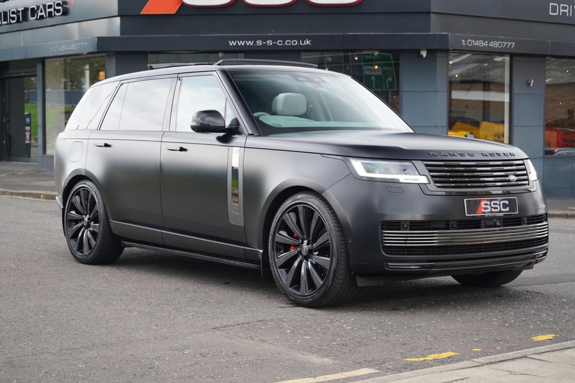 LAND ROVER RANGE ROVER ESTATE 4.4 P615 V8 SV LWB 4dr Auto for sale UK - Slide 6