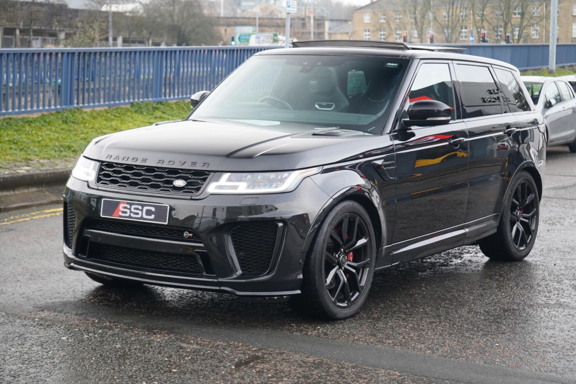 LAND ROVER RANGE ROVER SPORT ESTATE 5.0 P575 S/C SVR 5dr Auto for sale UK - Slide 6