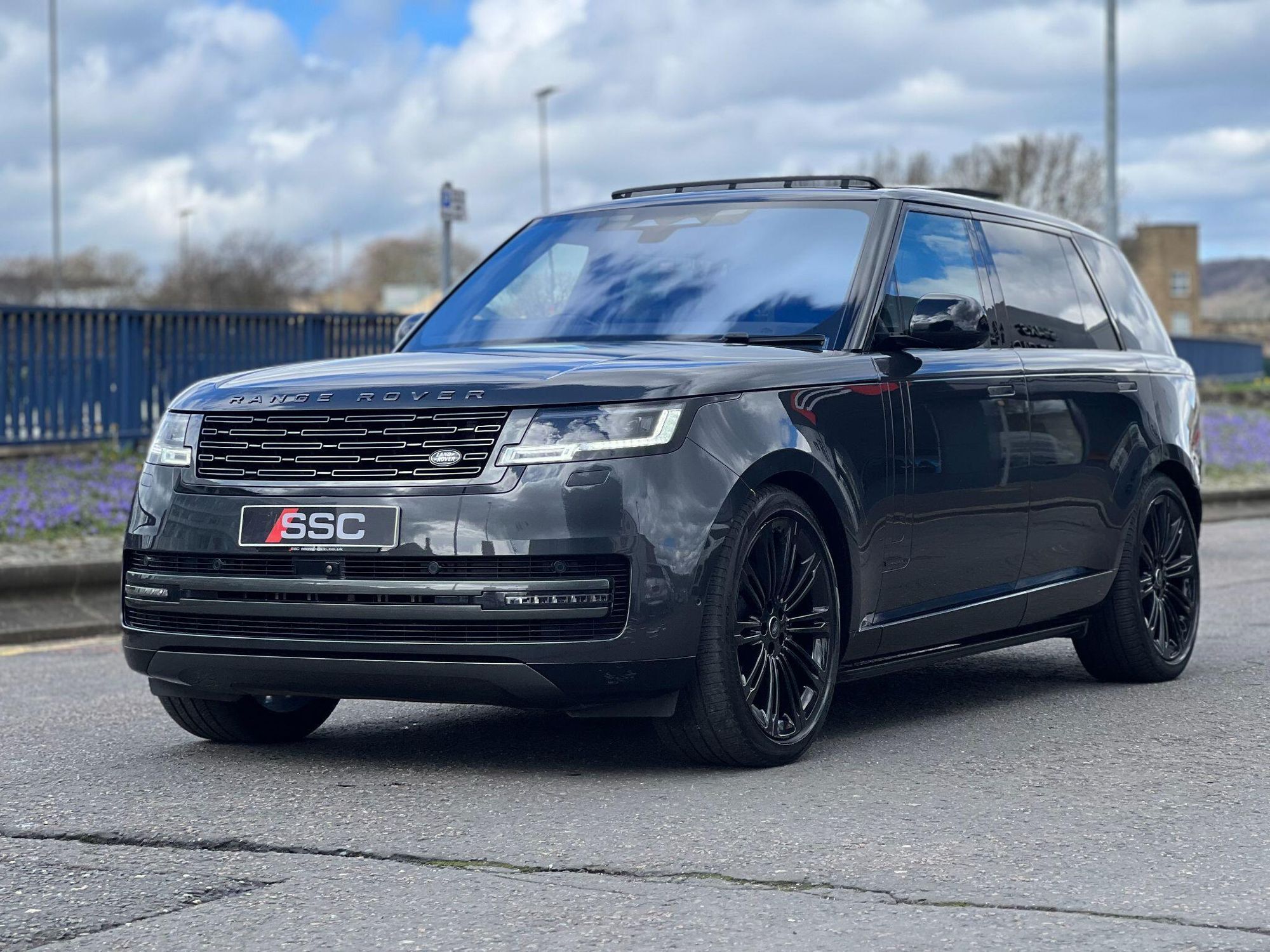 LAND ROVER RANGE ROVER DIESEL ESTATE 3.0 D350 Autobiography LWB 4dr Auto [7 Seat] for sale UK - Slide 7