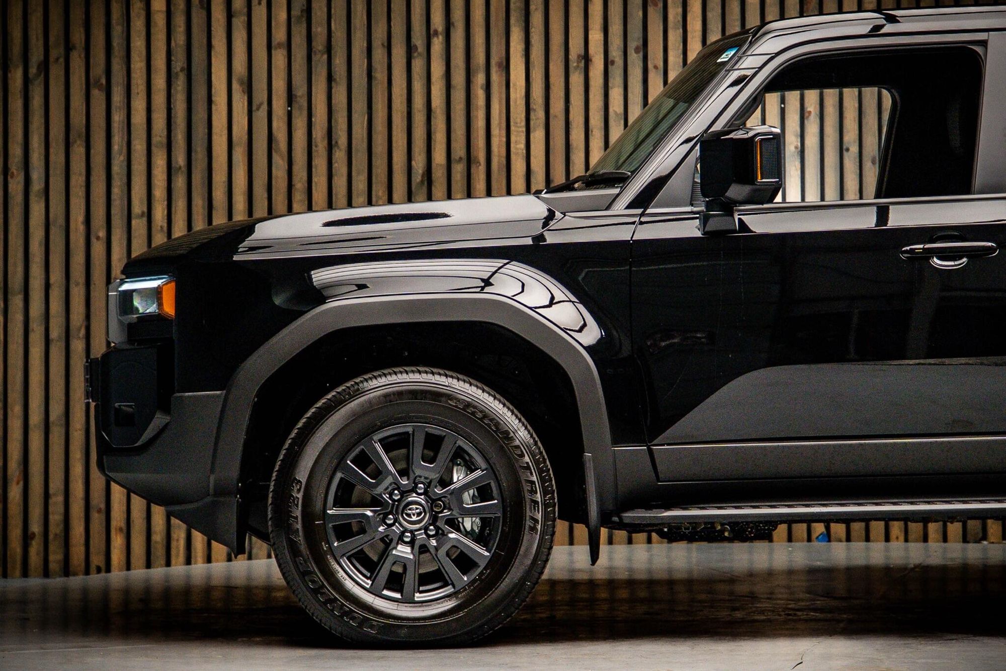 TOYOTA LAND CRUISER DIESEL SW 2.8 D-4D 204 Invincible 5dr Auto 7 Seats for sale UK - Slide 9