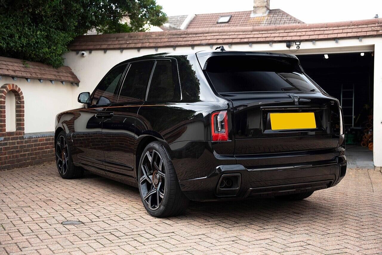 ROLLS-ROYCE CULLINAN ESTATE II Black Badge 5dr Auto for sale UK - Slide 4