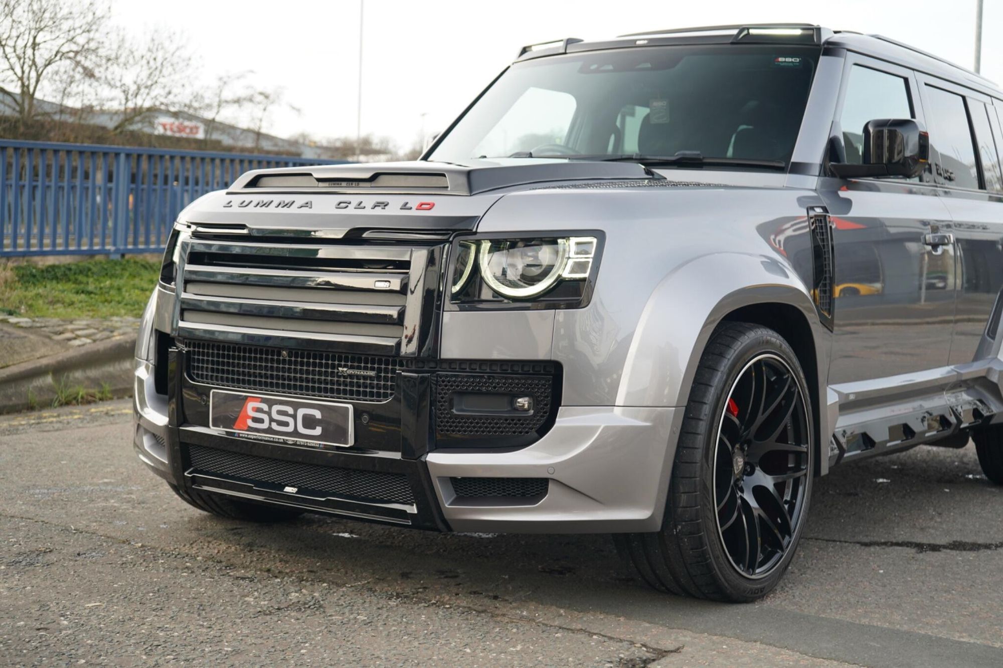 LAND ROVER DEFENDER ESTATE 2.0 P400e X-Dynamic SE 110 5dr Auto for sale UK - Slide 10