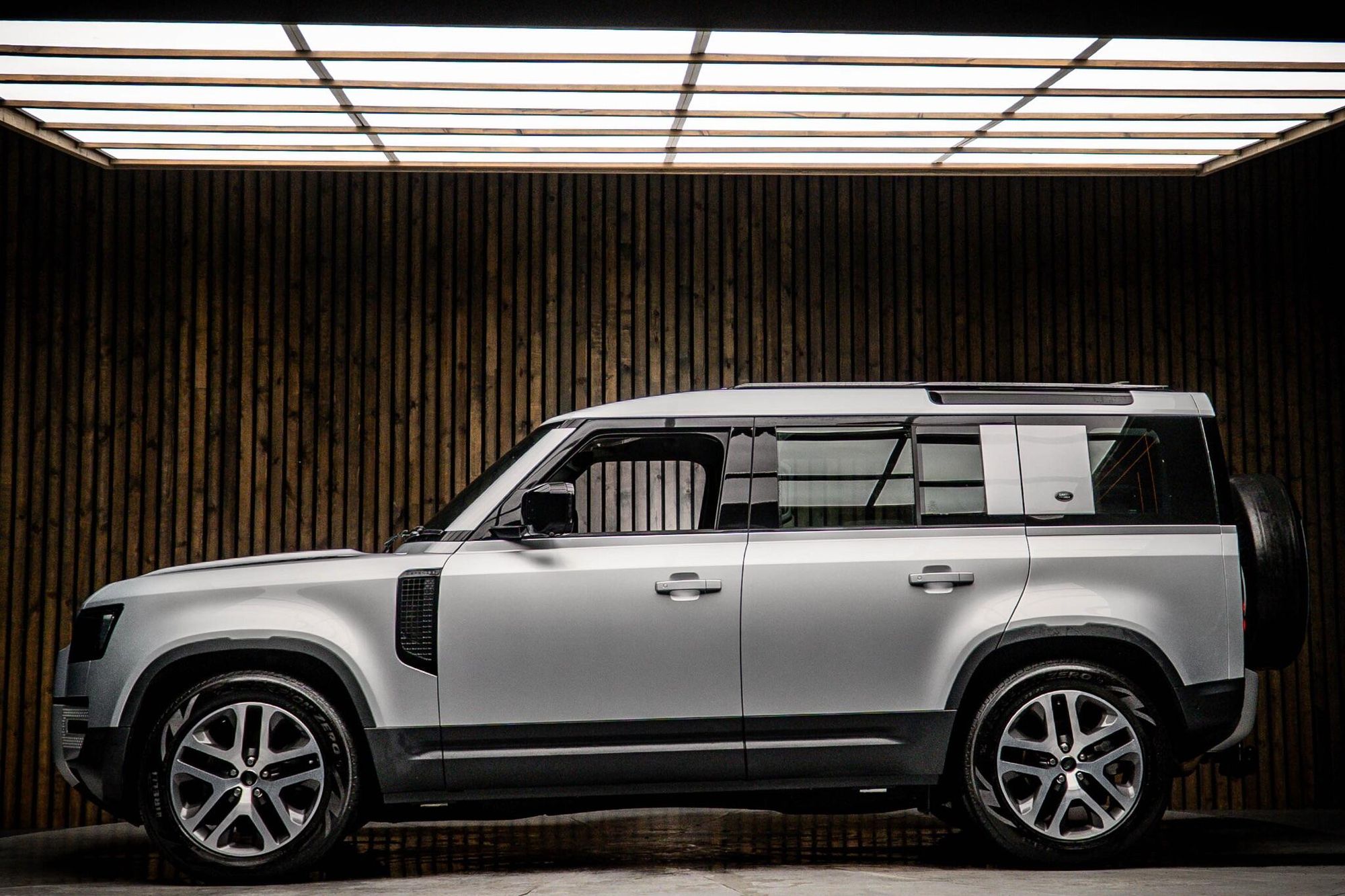 LAND ROVER DEFENDER DIESEL ESTATE 3.0 D200 S 110 5dr Auto for sale UK - Slide 7