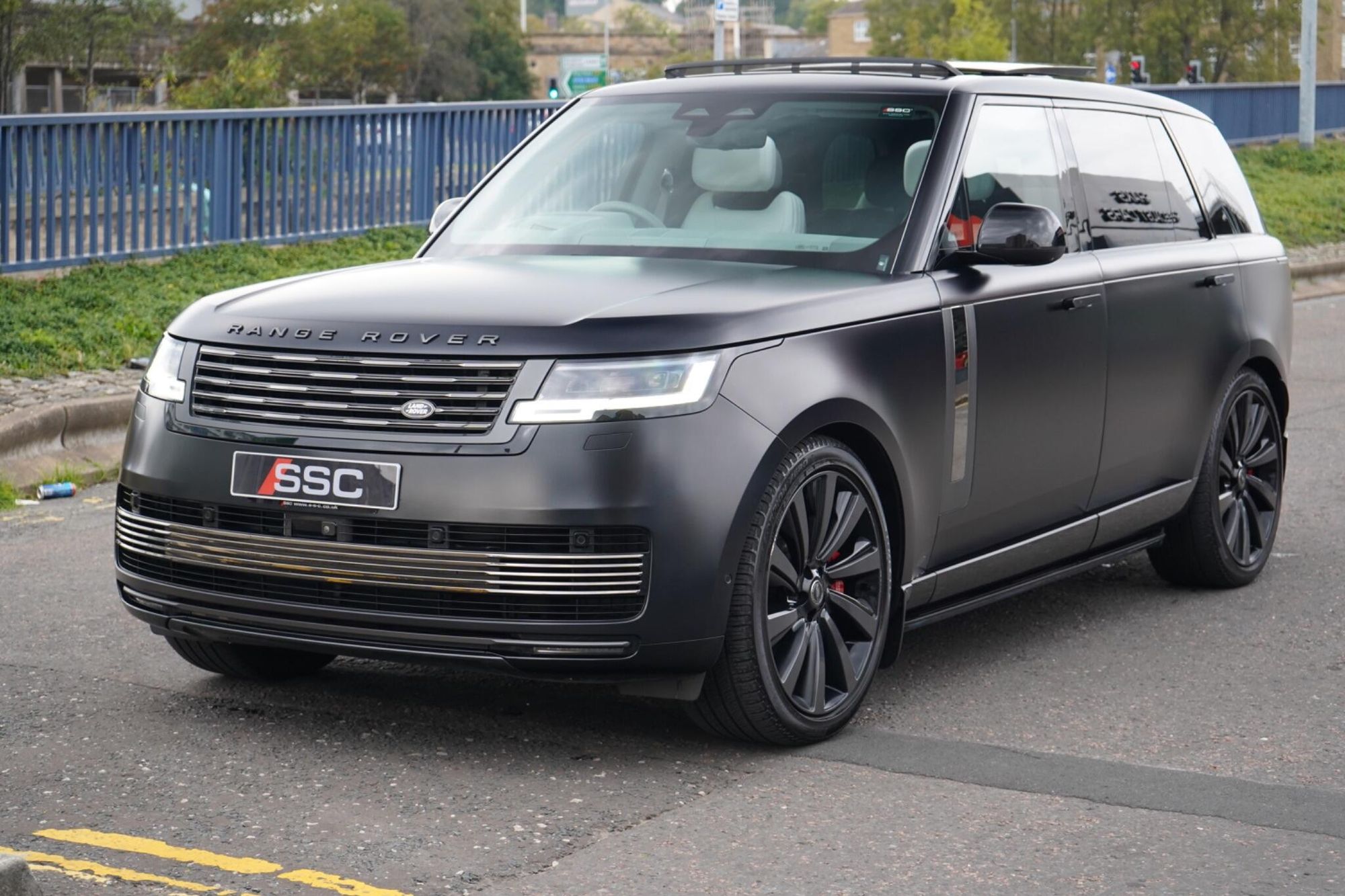 LAND ROVER RANGE ROVER ESTATE 4.4 P615 V8 SV LWB 4dr Auto for sale UK - Slide 8