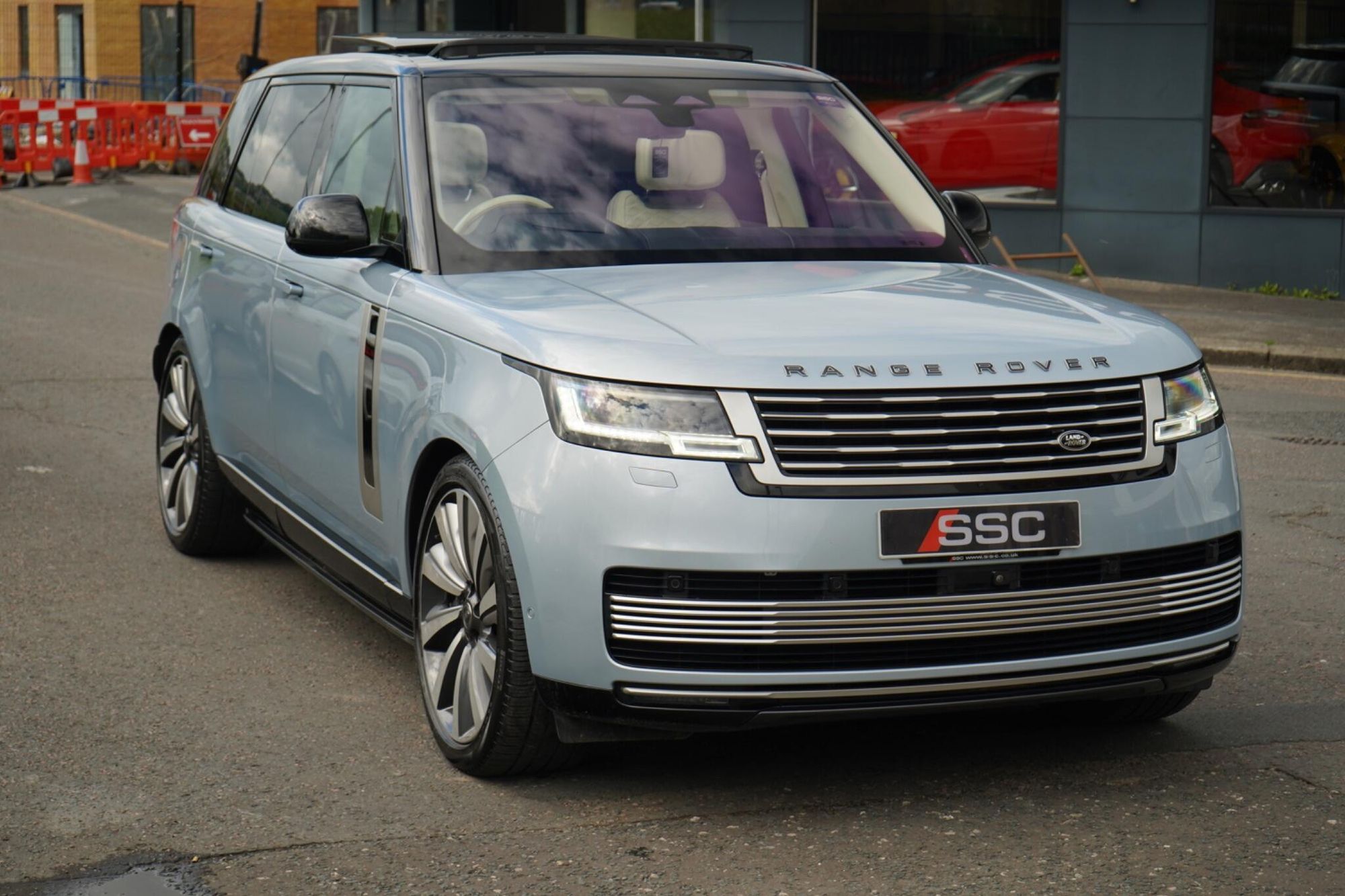 LAND ROVER RANGE ROVER ESTATE 4.4 P530 V8 SV LWB 4dr Auto for sale UK - Slide 5