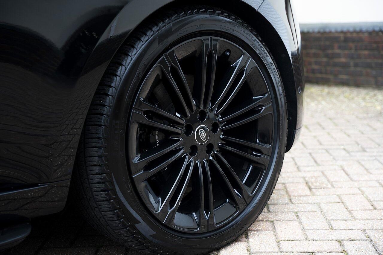 LAND ROVER RANGE ROVER DIESEL ESTATE 3.0 D350 Autobiography 4dr Auto for sale UK - Slide 6