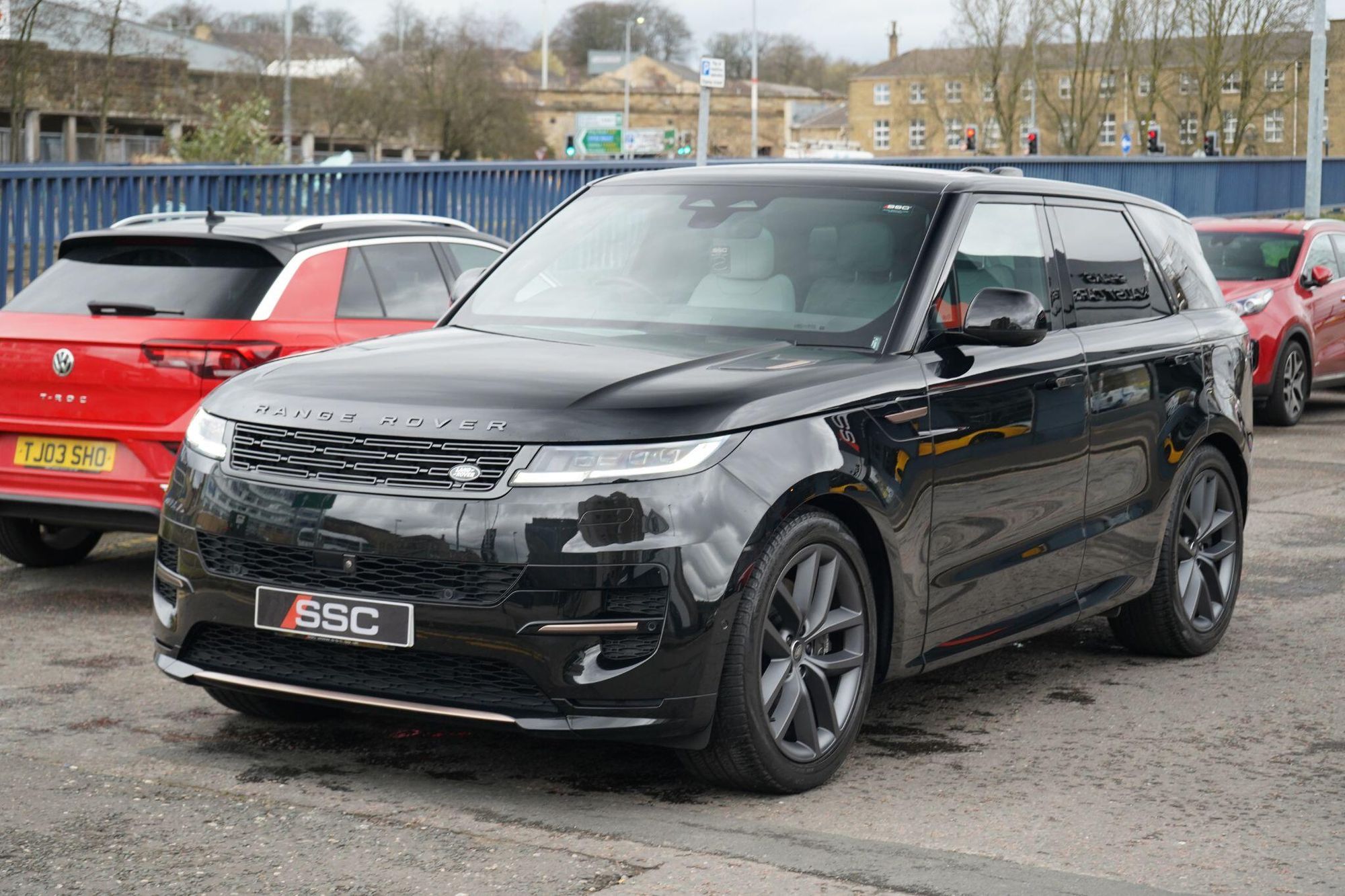 LAND ROVER RANGE ROVER SPORT ESTATE 3.0 P440e Dynamic SE 5dr Auto for sale UK - Slide 7