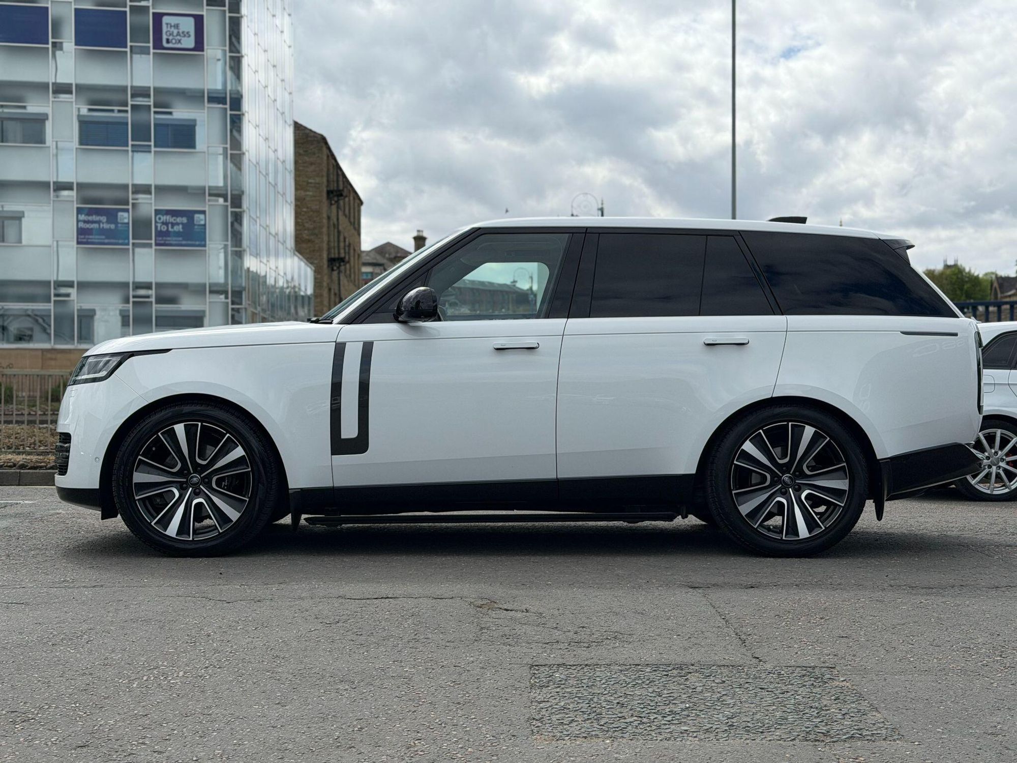 LAND ROVER RANGE ROVER DIESEL ESTATE 3.0 D350 SE 4dr Auto for sale UK - Slide 8
