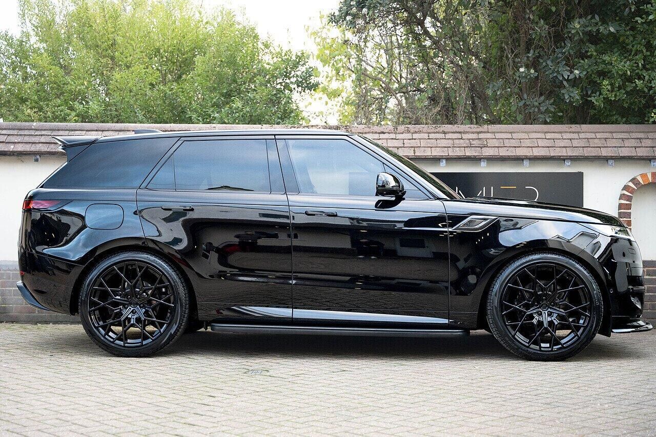 LAND ROVER RANGE ROVER SPORT DIESEL ESTATE 3.0 D300 Dynamic SE 5dr Auto for sale UK - Slide 3