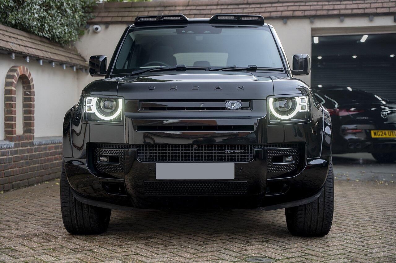 LAND ROVER DEFENDER DIESEL ESTATE 3.0 D300 X-Dynamic HSE 110 5dr Auto for sale UK - Slide 2