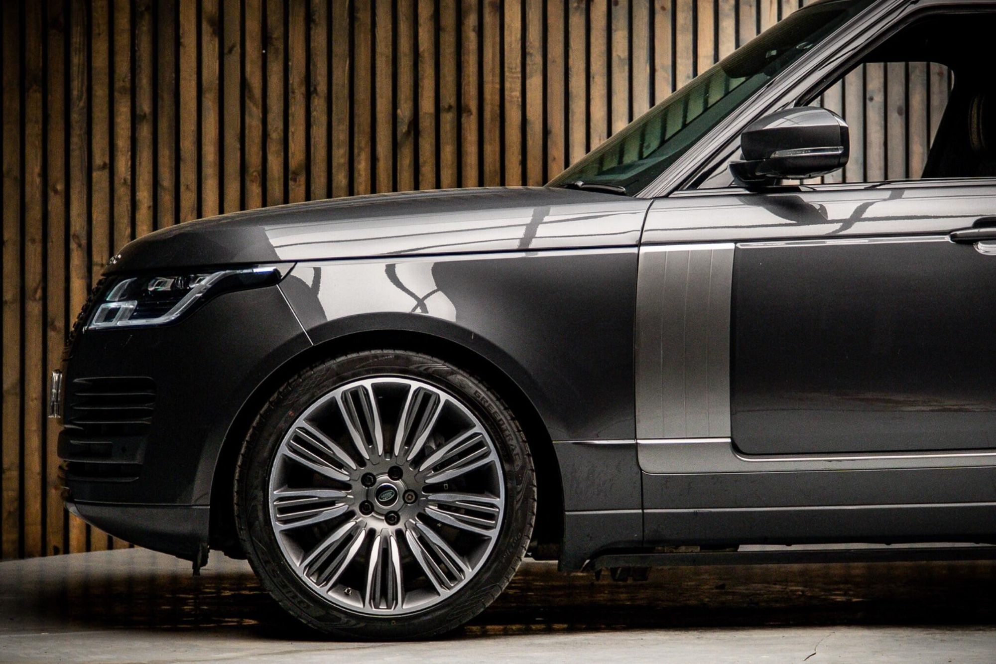 LAND ROVER RANGE ROVER ESTATE 3.0 P400 Vogue 4dr Auto for sale UK - Slide 9