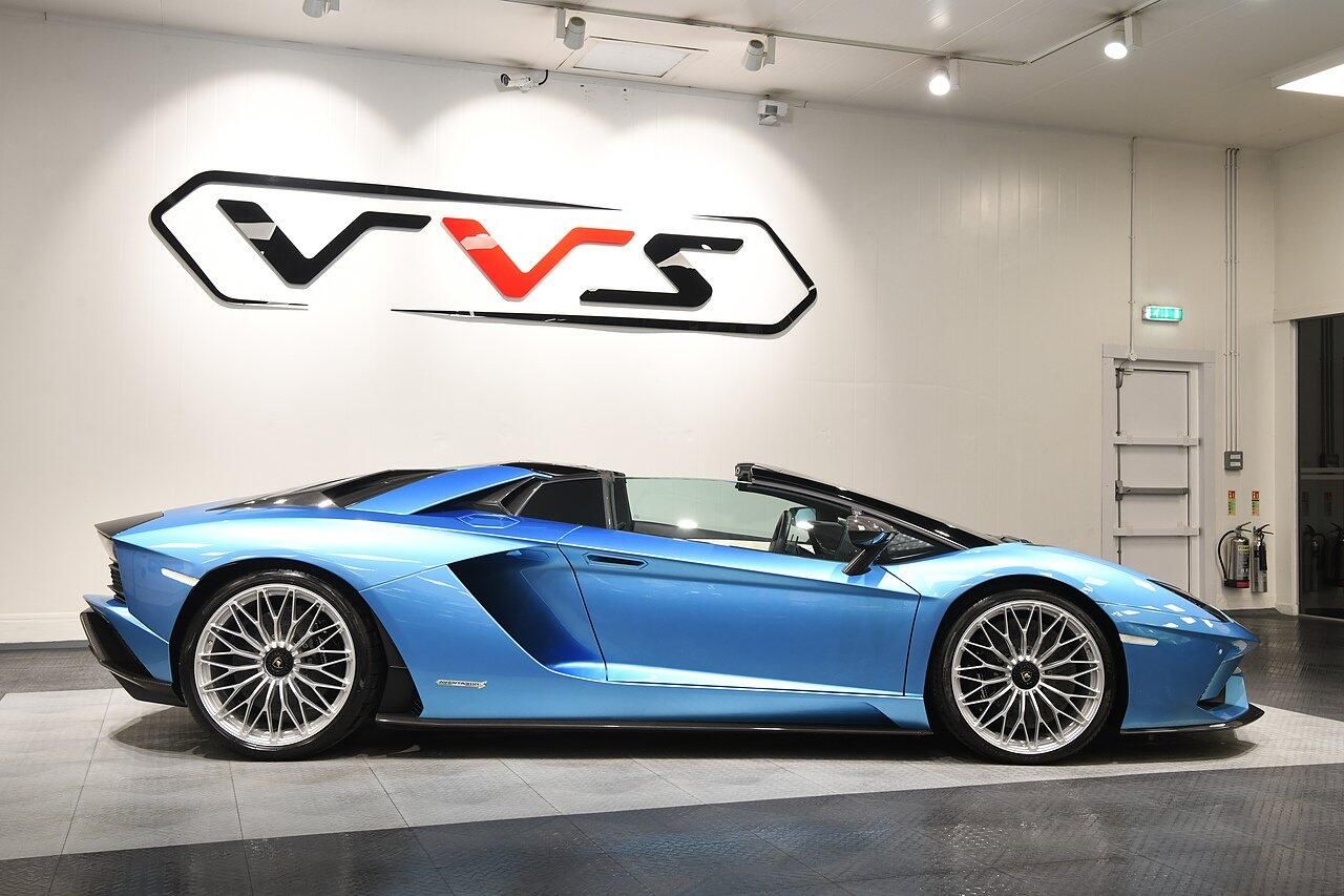 LAMBORGHINI AVENTADOR ROADSTER LP 740-4 S 2dr ISR for sale UK - Slide 2