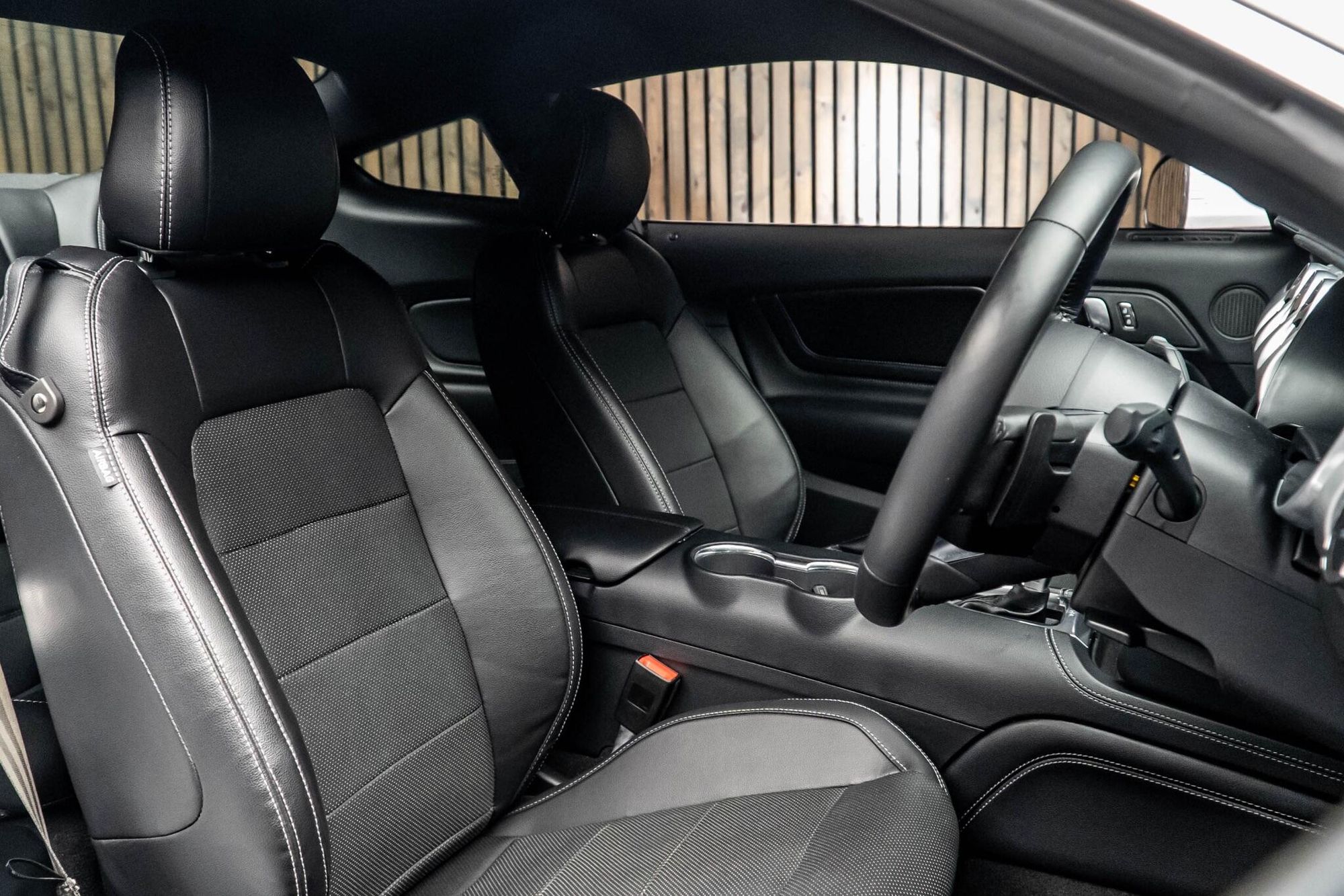 FORD MUSTANG FASTBACK 5.0 V8 GT 2dr Auto for sale UK - Slide 2