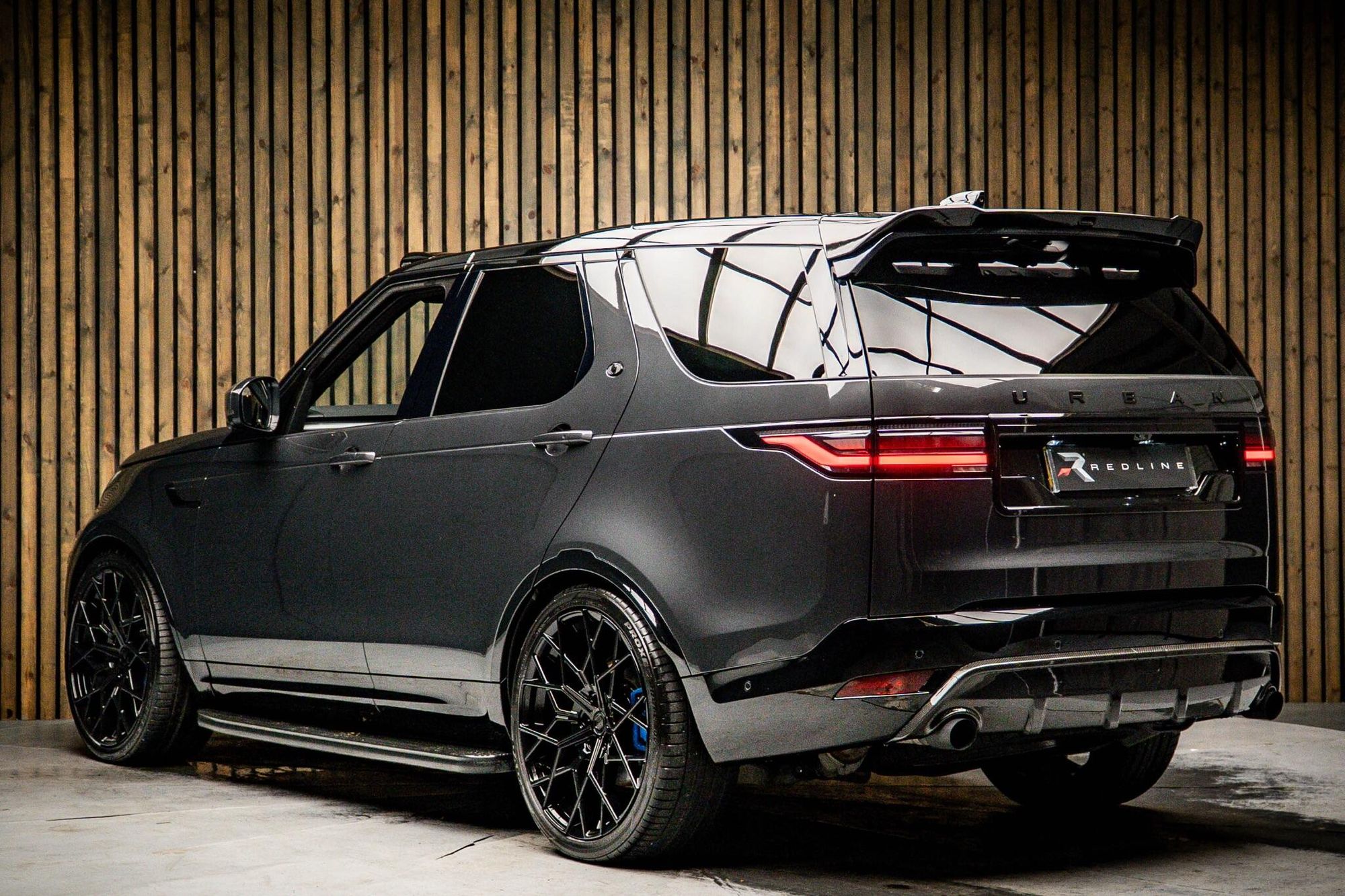 LAND ROVER DISCOVERY DIESEL SW 3.0 D300 Dynamic HSE 5dr Auto for sale UK - Slide 3