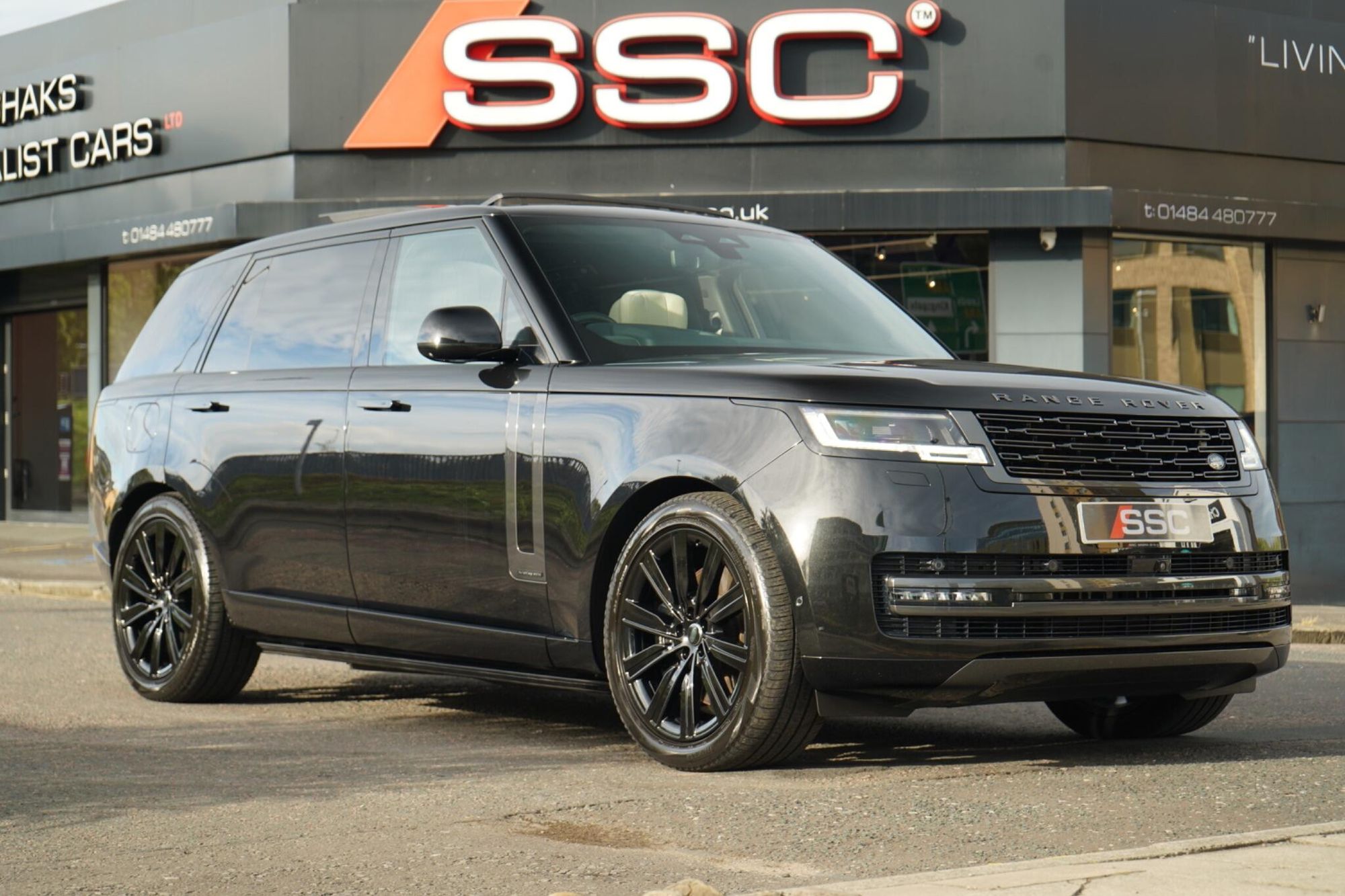 LAND ROVER RANGE ROVER ESTATE 3.0 P460e Autobiography LWB 4dr Auto for sale UK - Slide 3