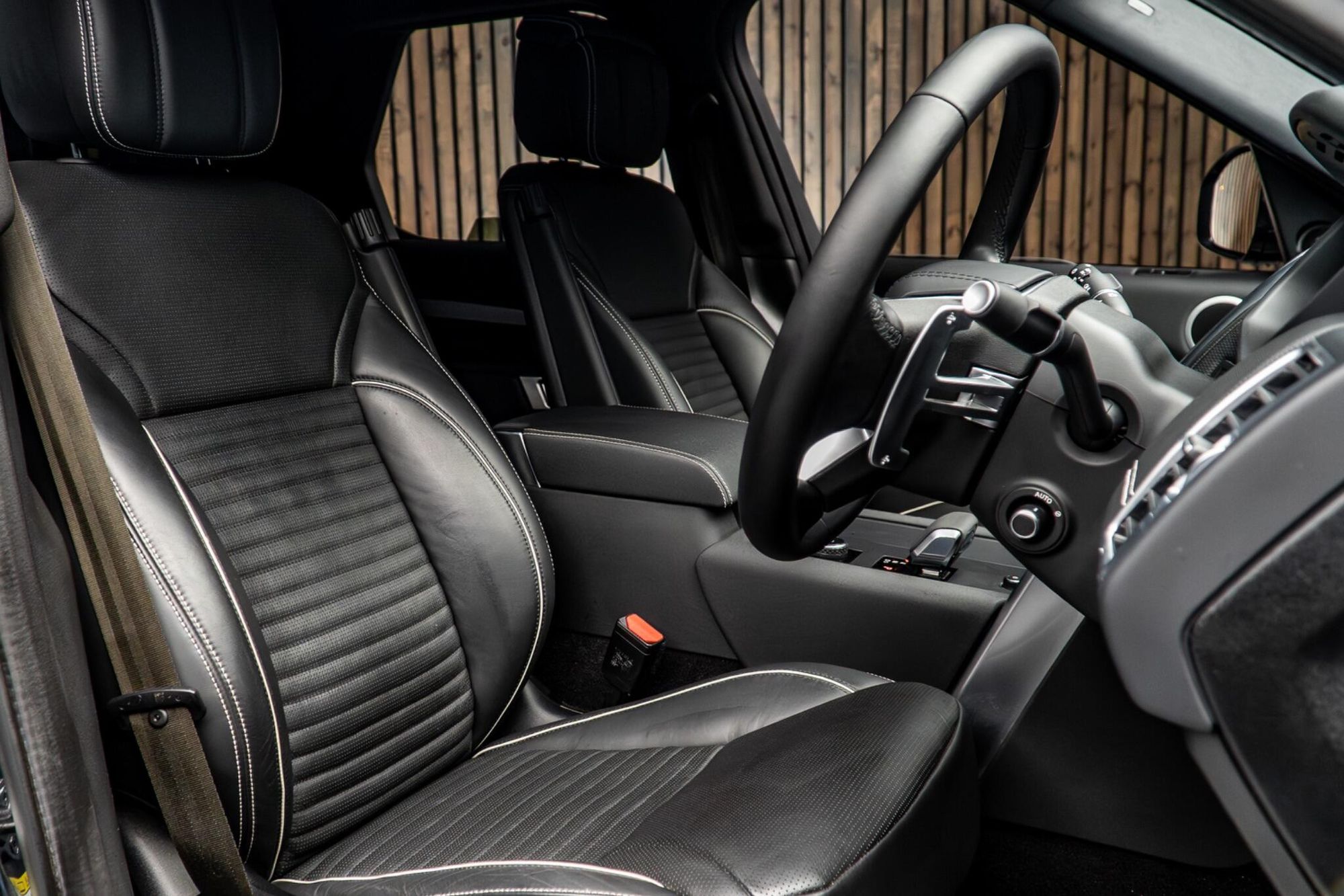 LAND ROVER DISCOVERY DIESEL SW 3.0 D300 R-Dynamic HSE 5dr Auto for sale UK - Slide 2