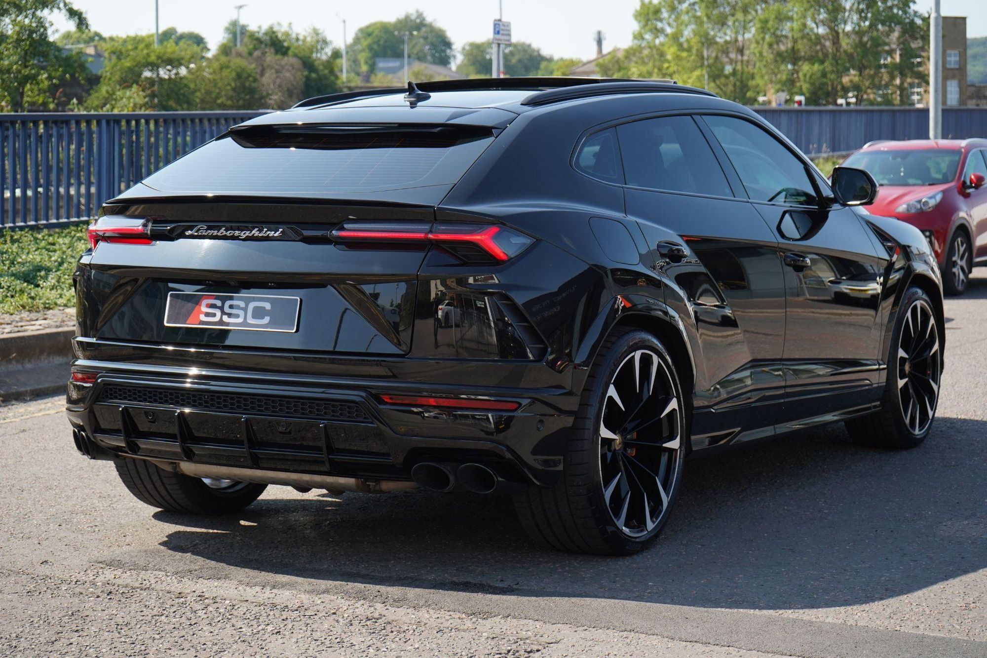 LAMBORGHINI URUS ESTATE 4.0T FSI V8 5dr Auto for sale UK - Slide 10