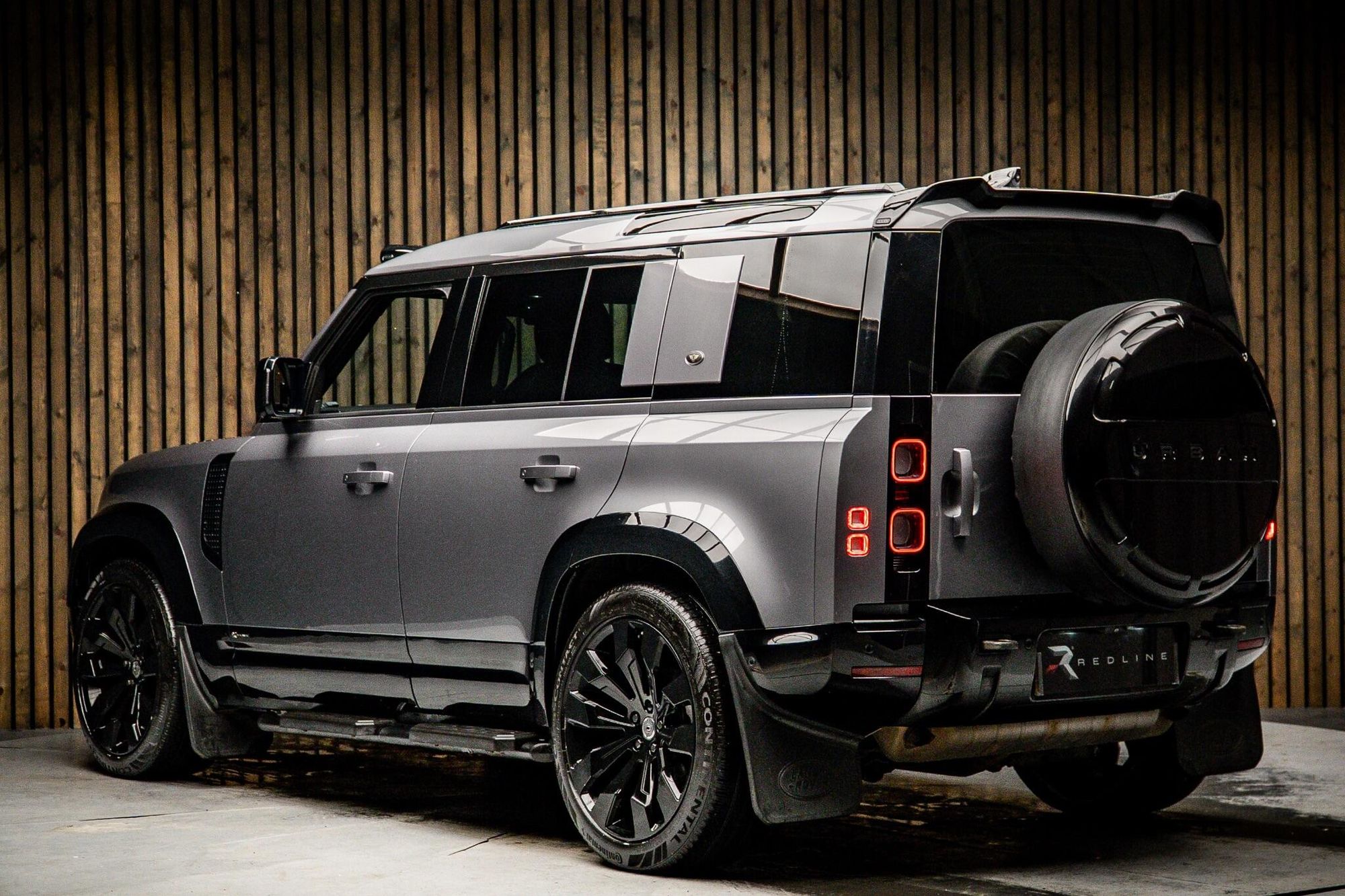 LAND ROVER DEFENDER ESTATE 2.0 P300 X-Dynamic SE 110 5dr Auto for sale UK - Slide 3