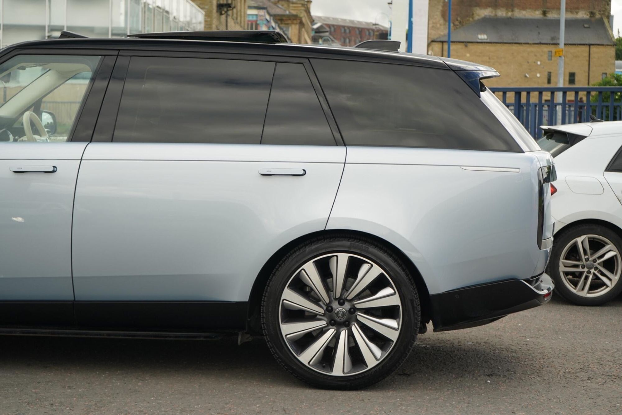 LAND ROVER RANGE ROVER ESTATE 4.4 P530 V8 SV LWB 4dr Auto for sale UK - Slide 10