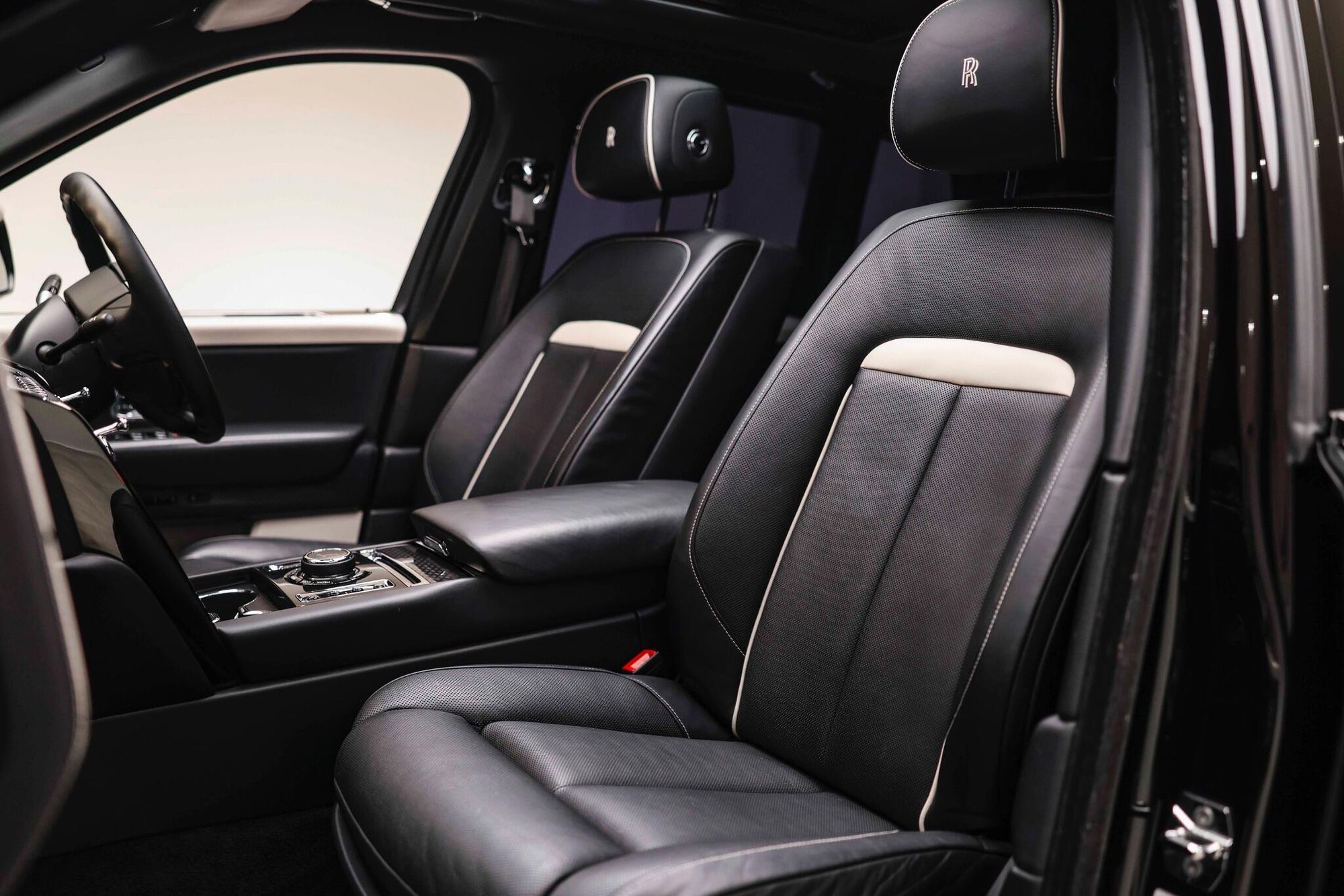ROLLS-ROYCE CULLINAN ESTATE Black Badge 5dr Auto for sale UK - Slide 4