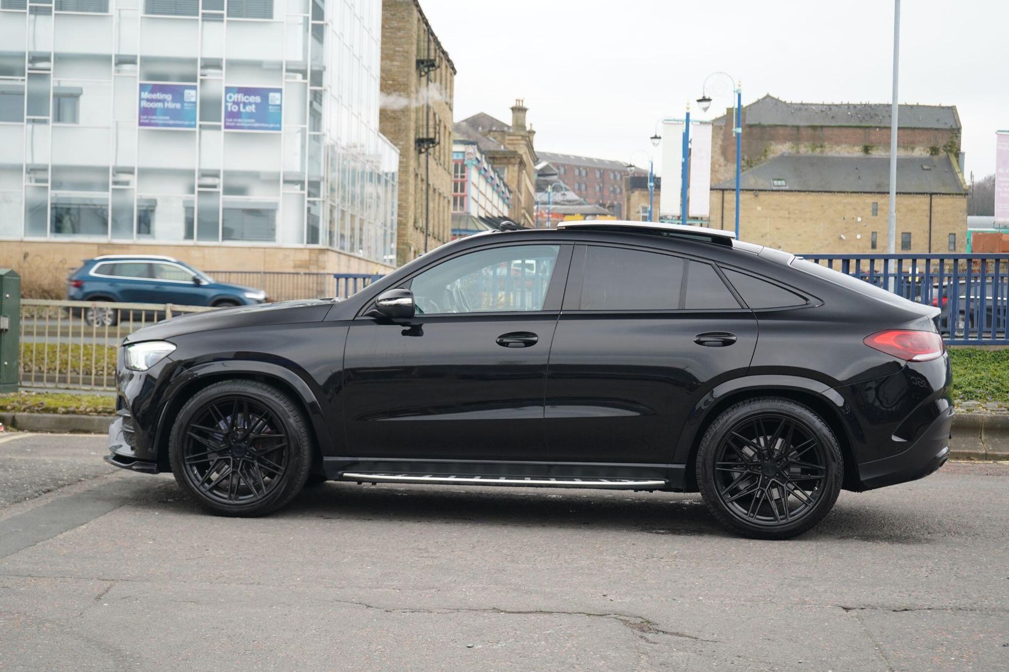 MERCEDES-BENZ GLE COUPE GLE DIESEL COUPE GLE 400d 4Matic AMG Line Premium + 5dr 9G-Tronic for sale UK - Slide 8