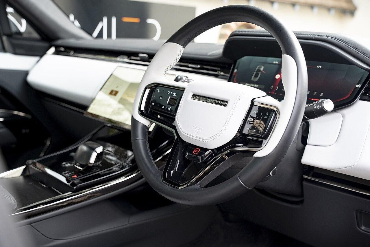 LAND ROVER RANGE ROVER SPORT ESTATE SPECIAL EDITIONS 4.4 P635 V8 SV Edition One 5dr Auto [Gloss] for sale UK - Slide 9