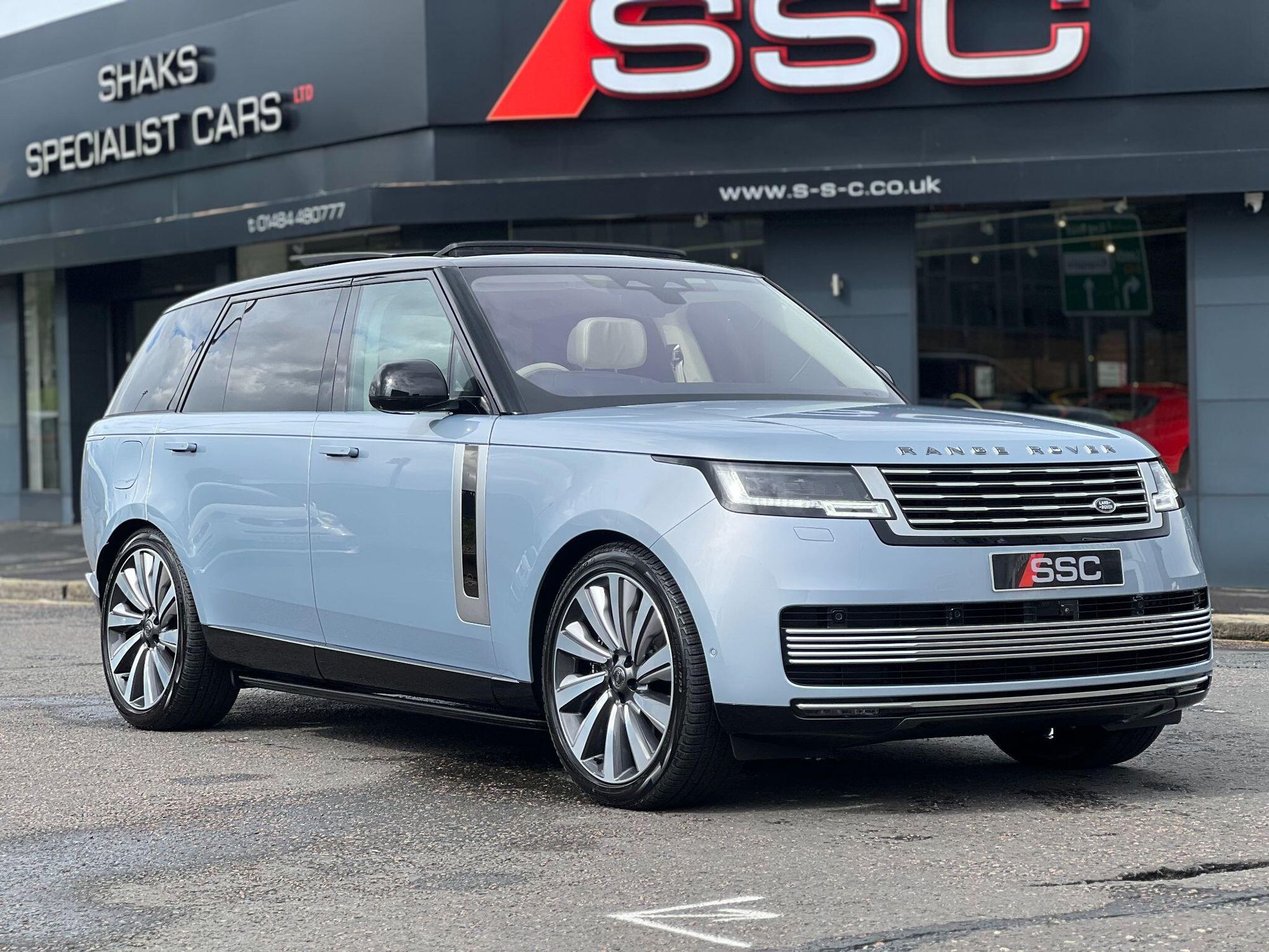 LAND ROVER RANGE ROVER ESTATE 4.4 P530 V8 SV LWB 4dr Auto for sale UK - Slide 5