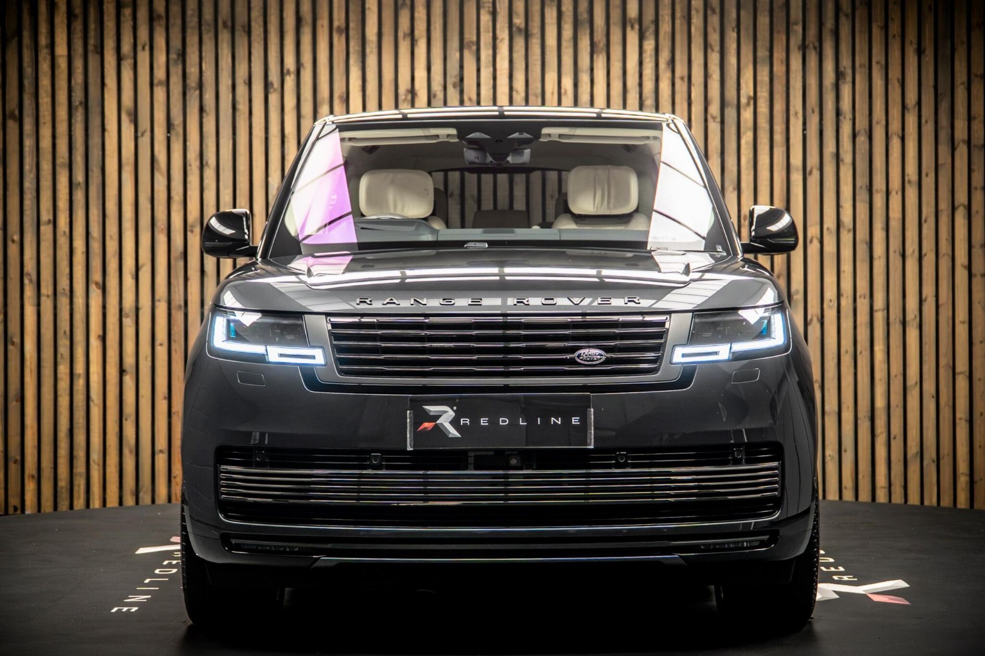 LAND ROVER RANGE ROVER ESTATE 4.4 P530 V8 SV 4dr Auto for sale UK - Slide 5