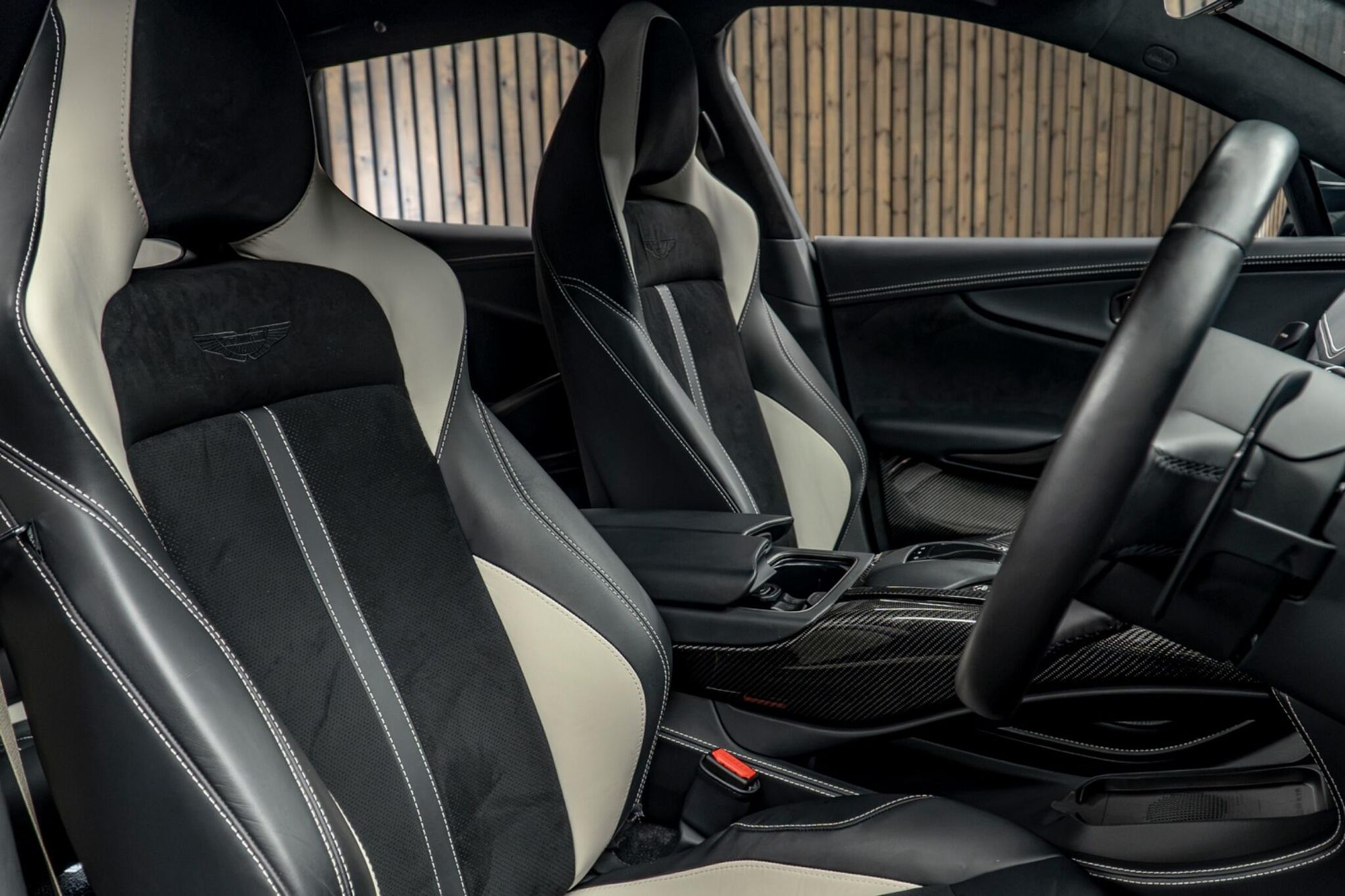ASTON MARTIN DBX ESTATE V8 DBX707 5dr Touchtronic for sale UK - Slide 2