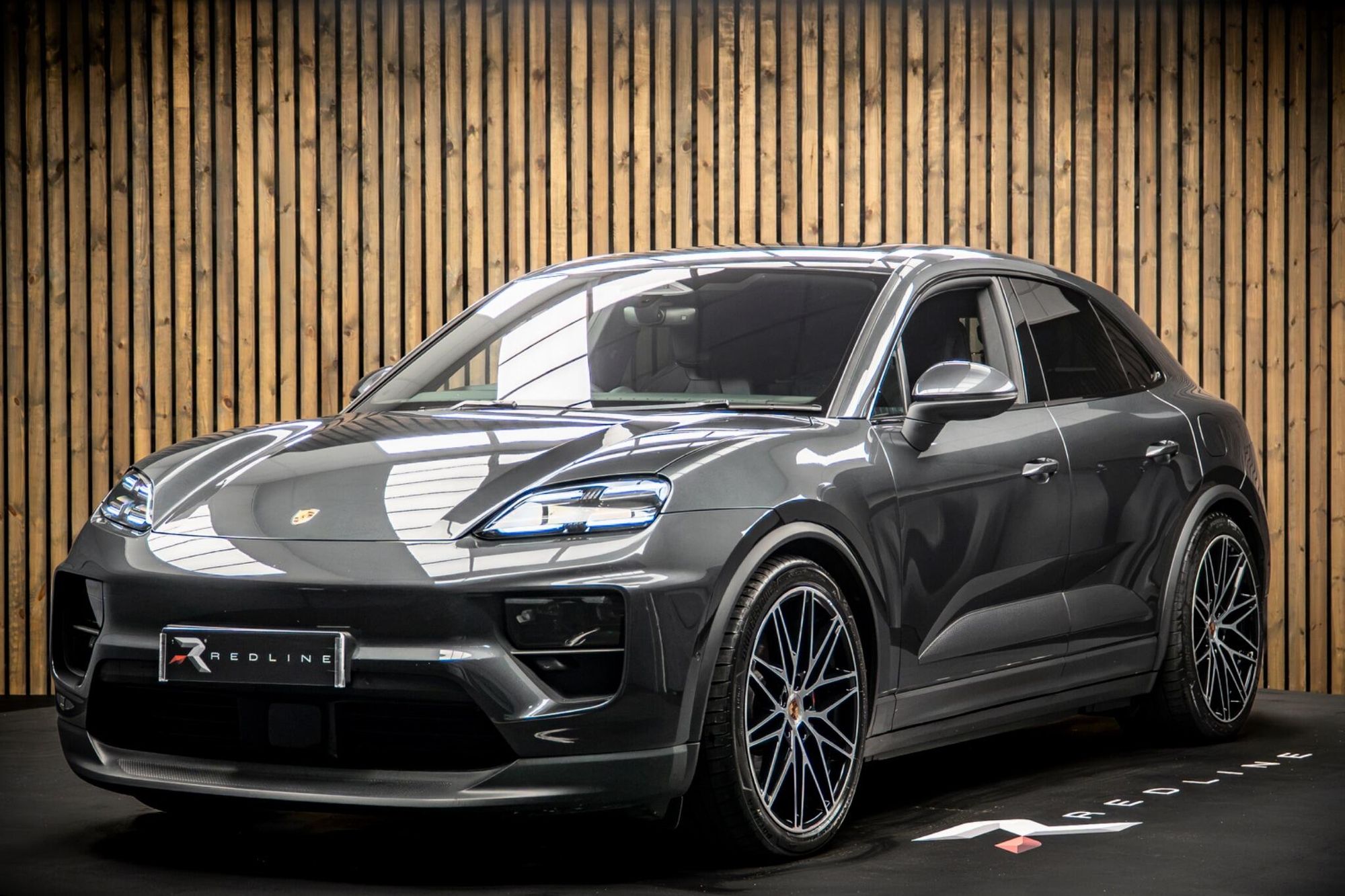 PORSCHE MACAN ELECTRIC ESTATE 380kW 4S 100kWh 5dr Auto for sale UK - Slide 8