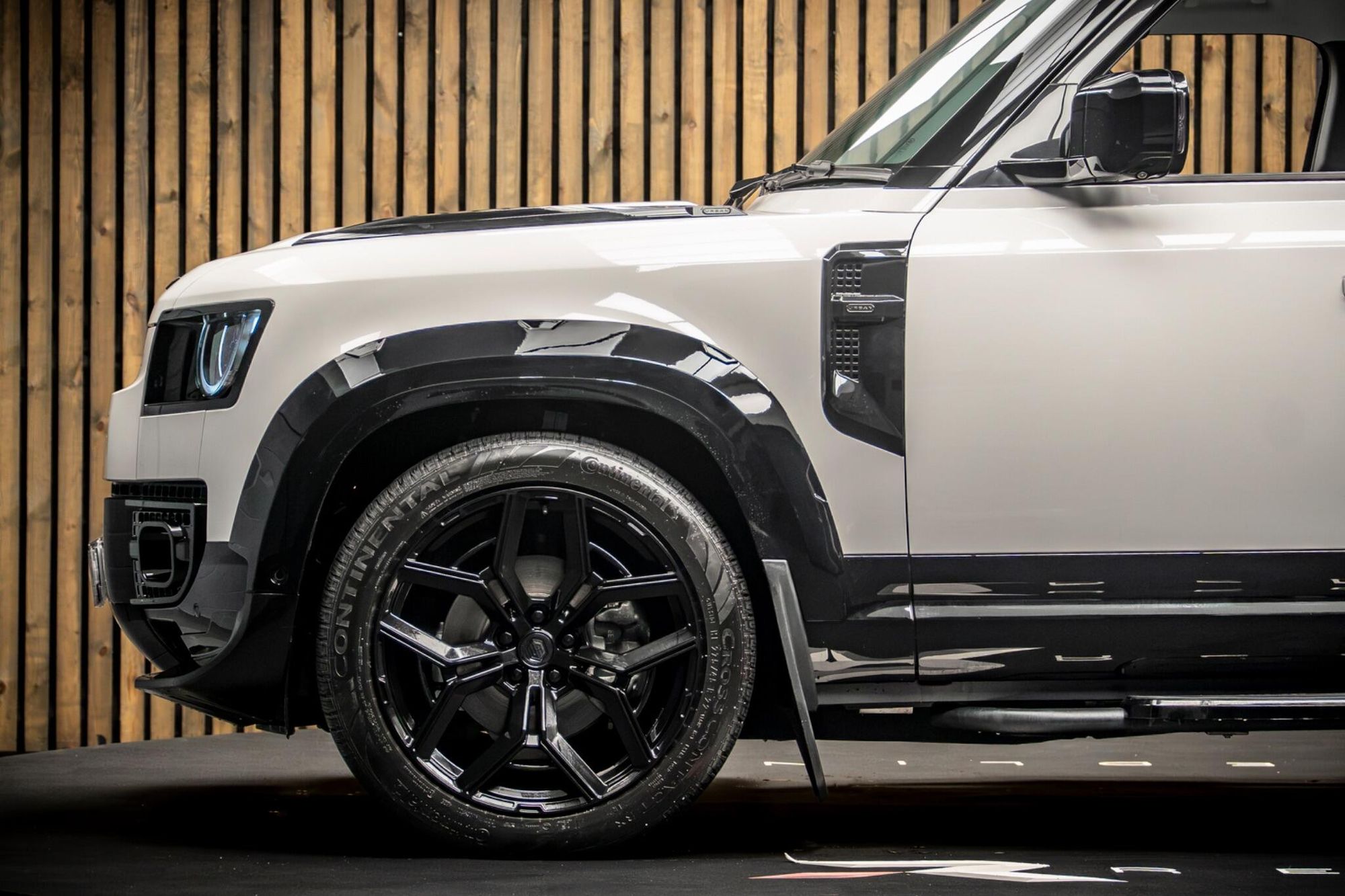 LAND ROVER DEFENDER DIESEL ESTATE 3.0 D250 X-Dynamic HSE 110 5dr Auto for sale UK - Slide 9