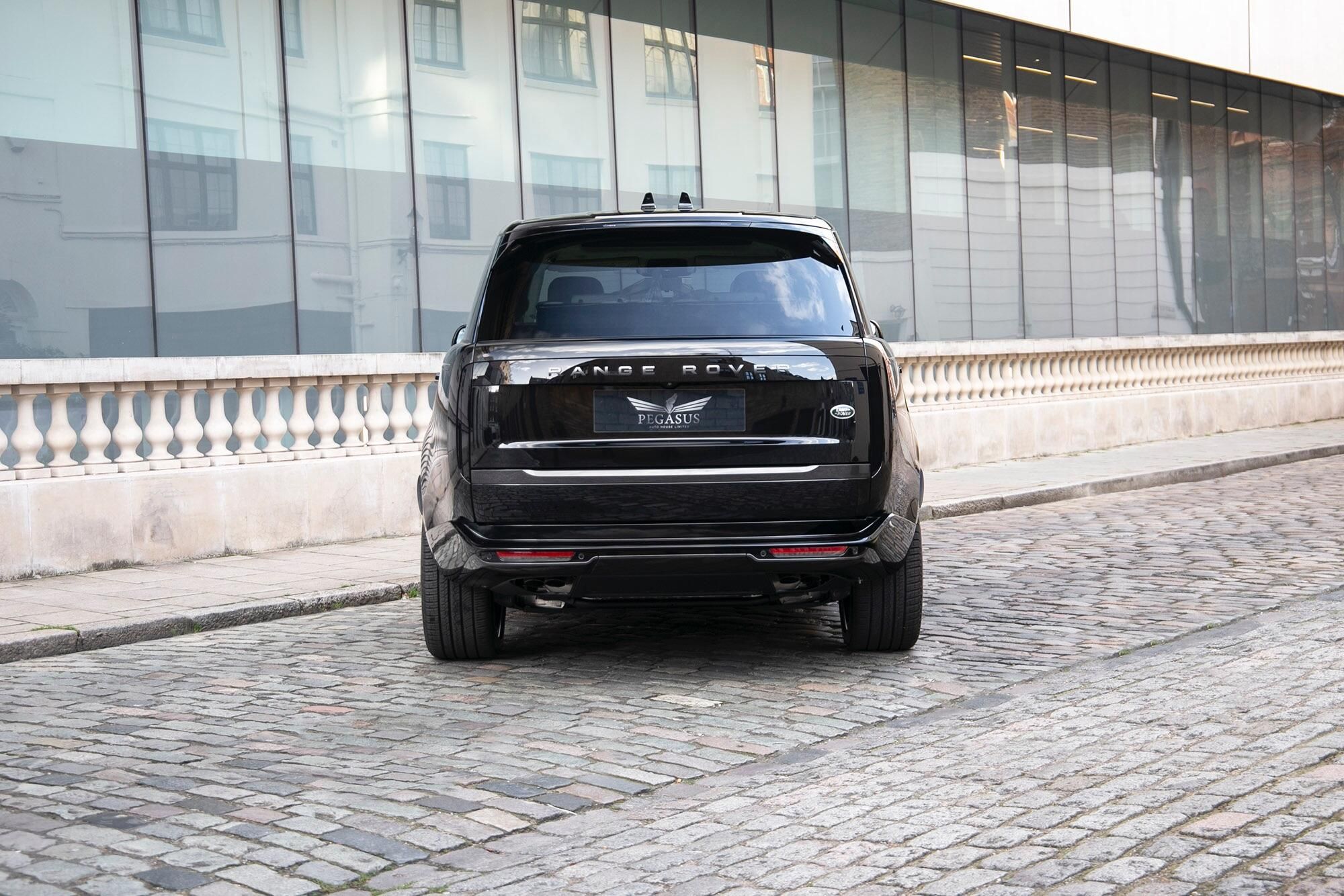 LAND ROVER RANGE ROVER ESTATE 4.4 P530 V8 Autobiography LWB 4dr Auto for sale UK - Slide 5