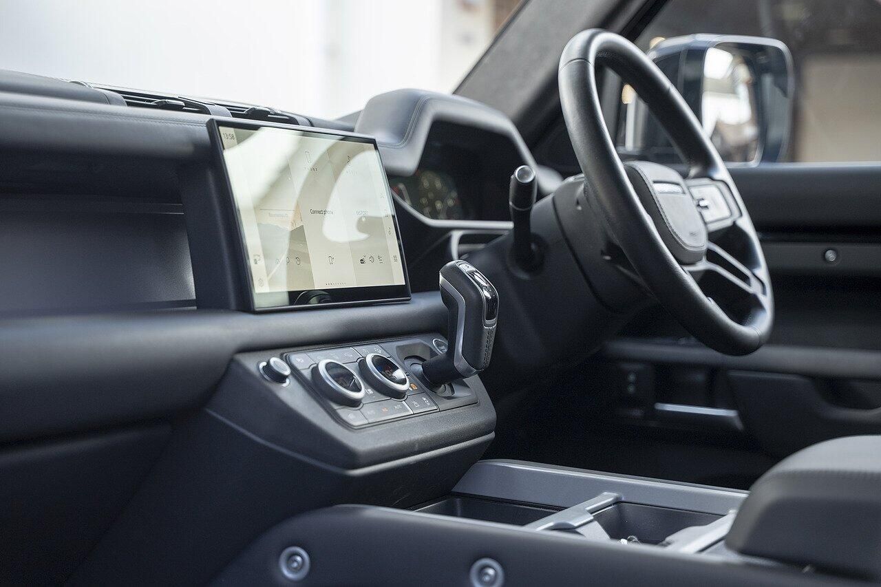 LAND ROVER DEFENDER DIESEL ESTATE 3.0 D350 X-Dynamic HSE 130 5dr Auto for sale UK - Slide 7