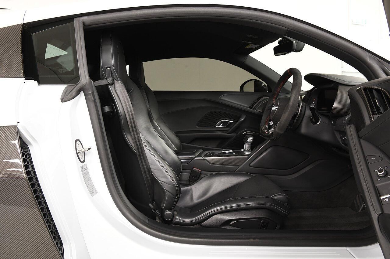 AUDI R8 COUPE 5.2 FSI V10 Plus Quattro 2dr S Tronic for sale UK - Slide 6