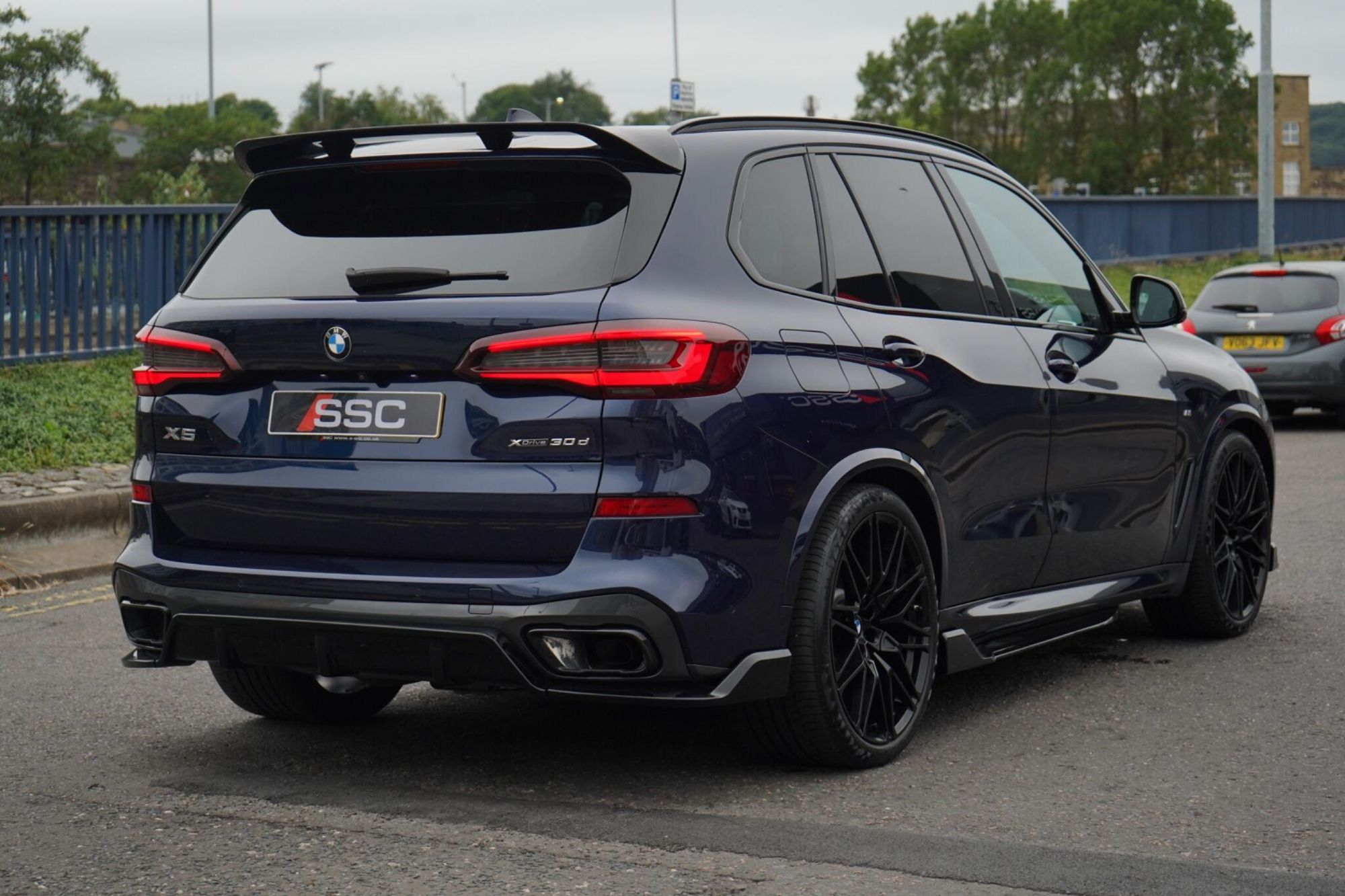 BMW X5 DIESEL ESTATE xDrive30d MHT M Sport 5dr Auto for sale UK - Slide 10