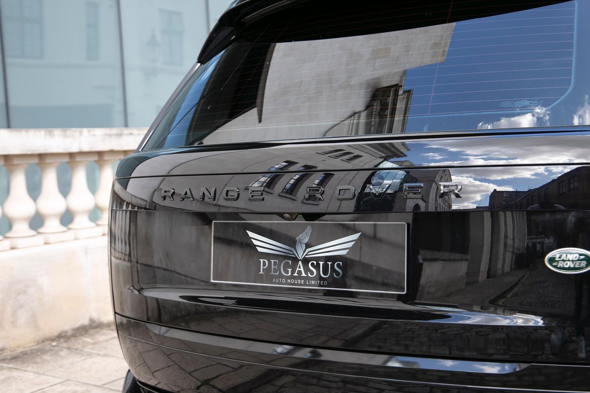 LAND ROVER RANGE ROVER ESTATE 3.0 P400 SE LWB 4dr Auto [7 Seat] for sale UK - Slide 9