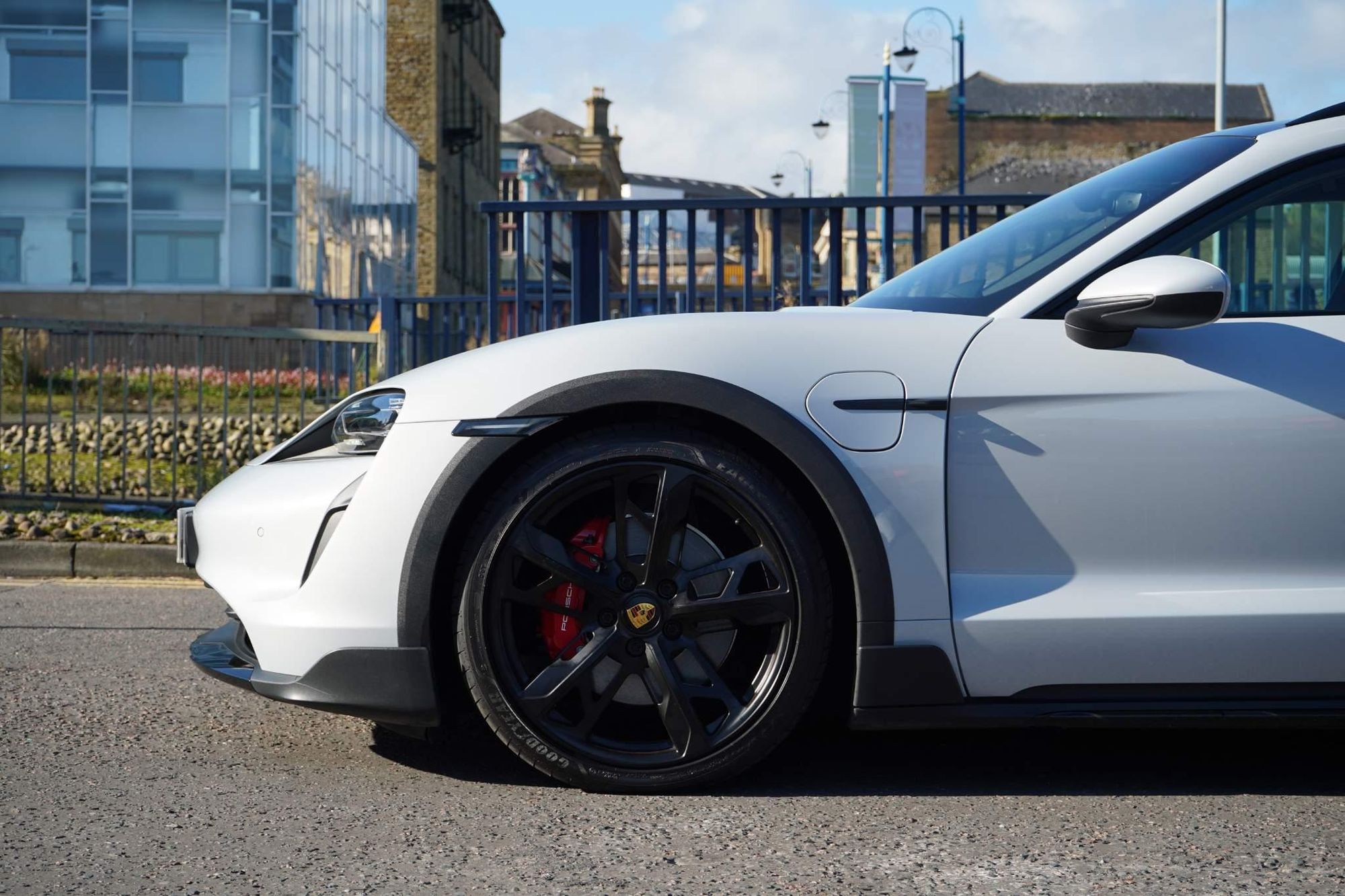 PORSCHE TAYCAN CROSS TURISMO 420kW 4S 93kWh 5dr Auto for sale UK - Slide 10