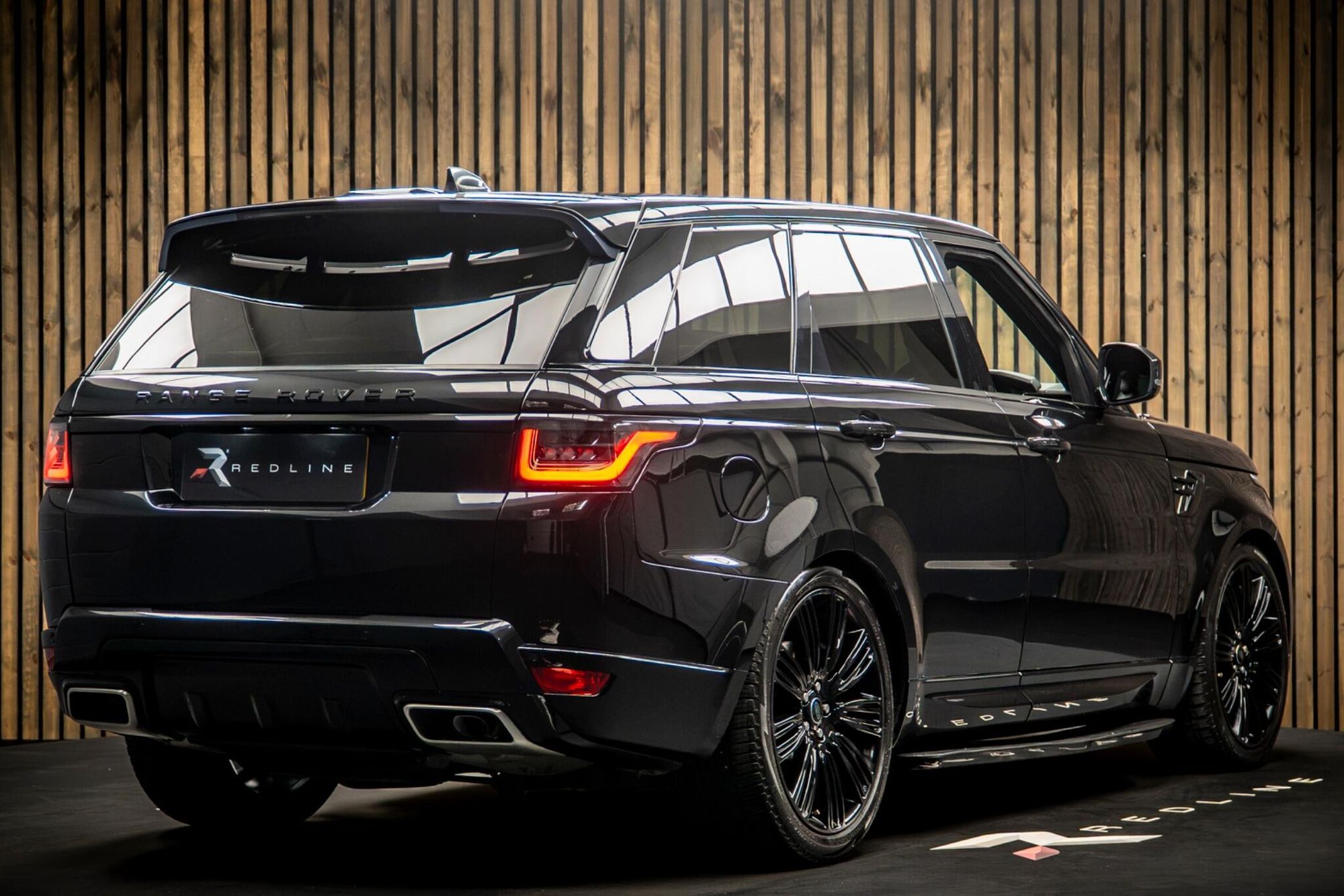 LAND ROVER RANGE ROVER SPORT DIESEL ESTATE 3.0 D300 HSE Dynamic Black 5dr Auto for sale UK - Slide 4