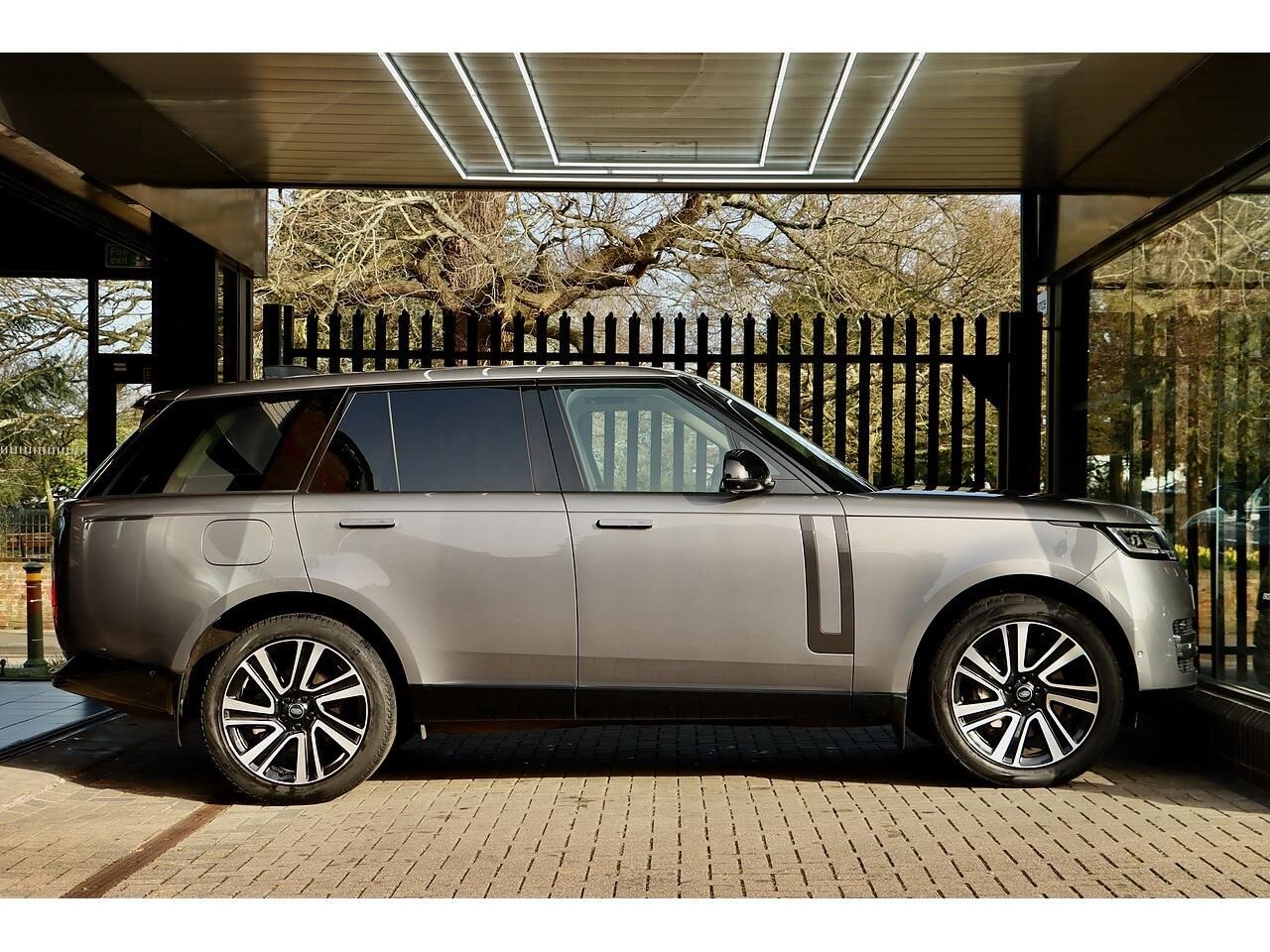 Land Rover Range Rover 3.0 D350 mHEV SE Diesel 5 Door Auto for sale UK - Slide 5