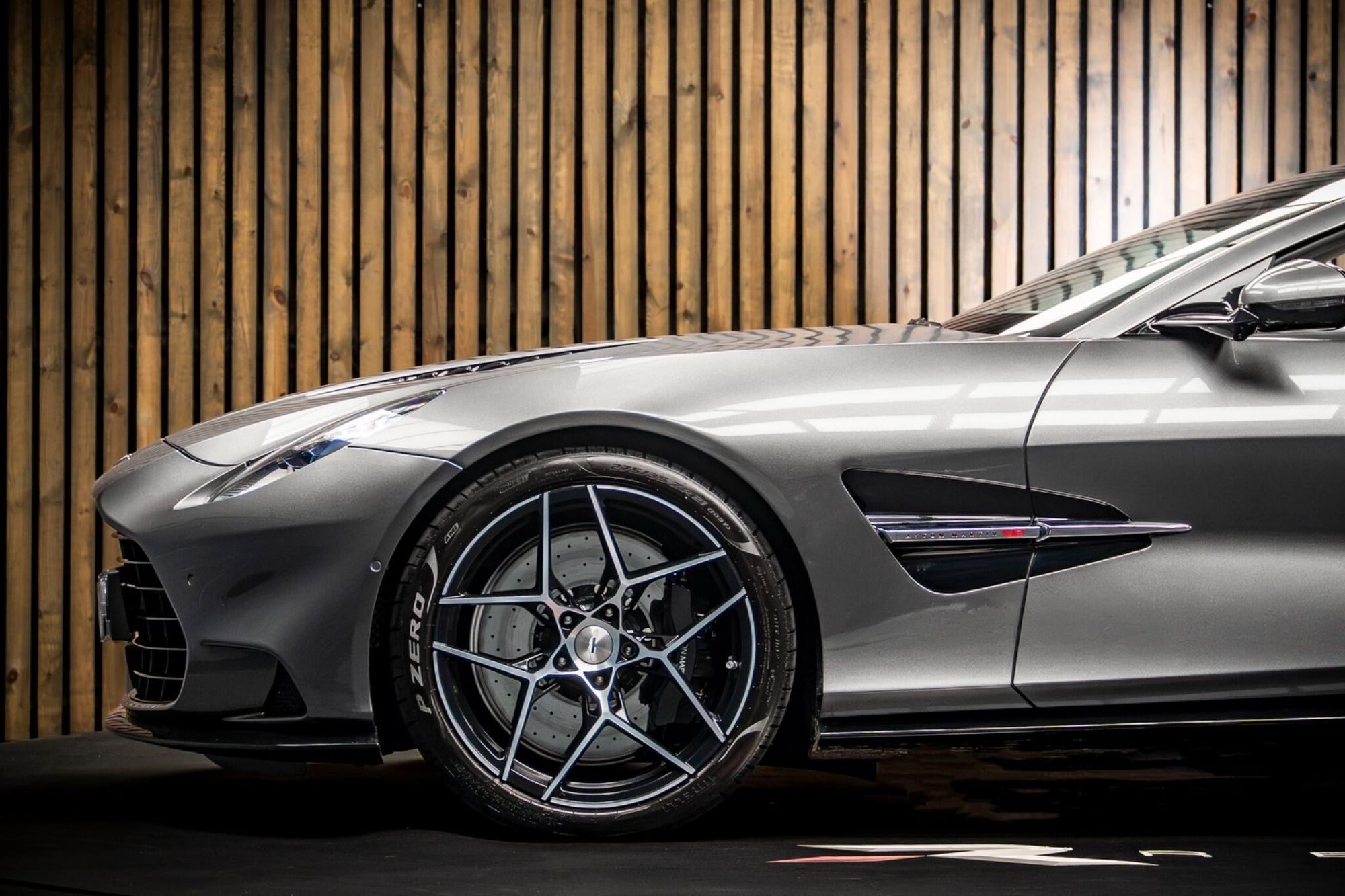 ASTON MARTIN VANQUISH CONVERTIBLE V12 Volante 2dr Auto for sale UK - Slide 9