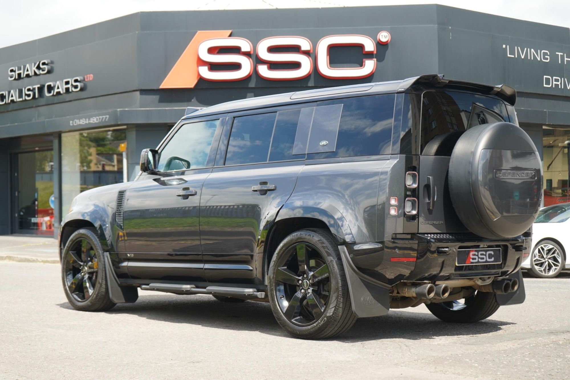 LAND ROVER DEFENDER ESTATE 5.0 P525 V8 110 5dr Auto for sale UK - Slide 2