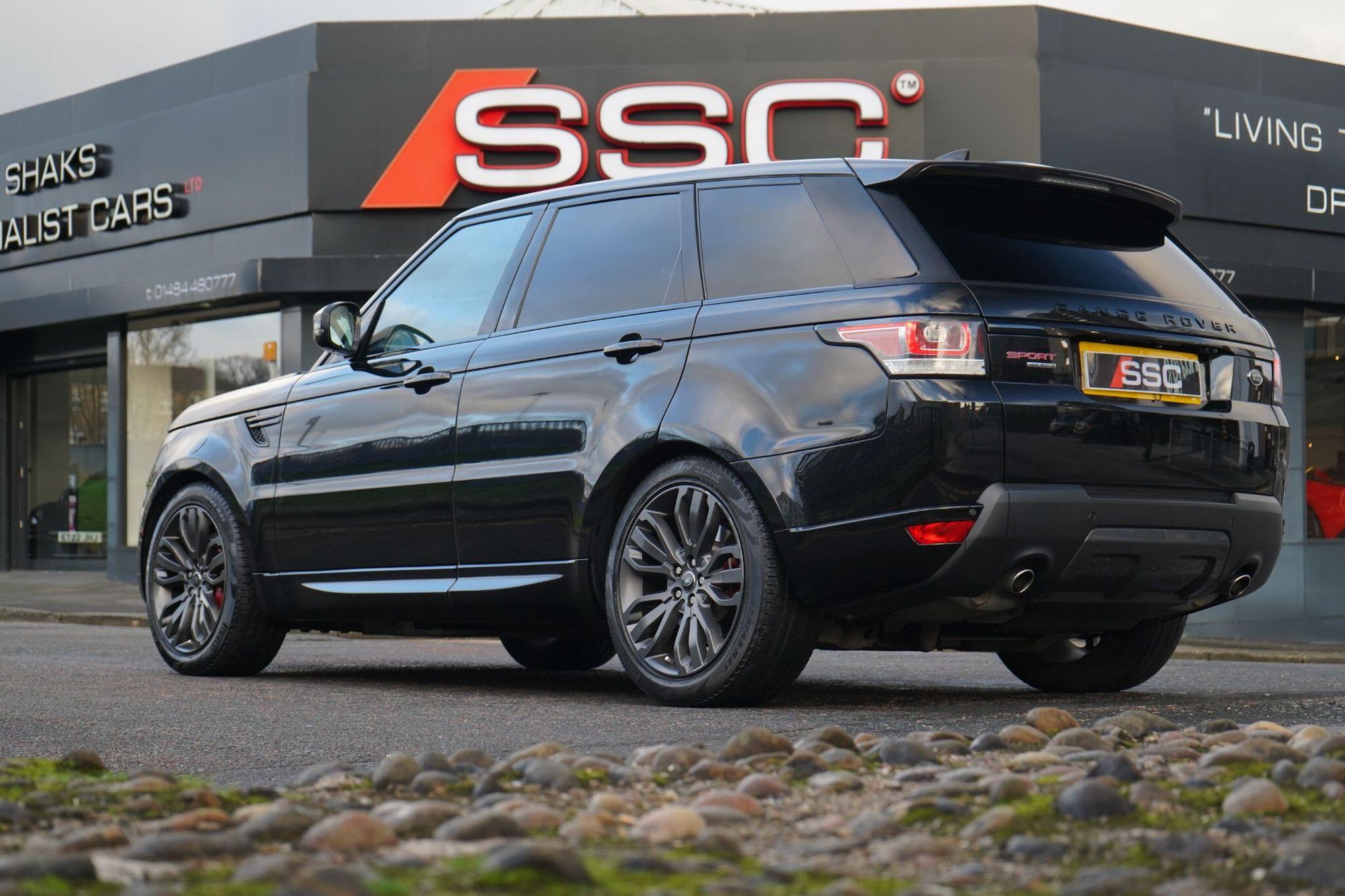 LAND ROVER RANGE ROVER SPORT DIESEL ESTATE 3.0 SDV6 HSE Dynamic 5dr Auto for sale UK - Slide 2