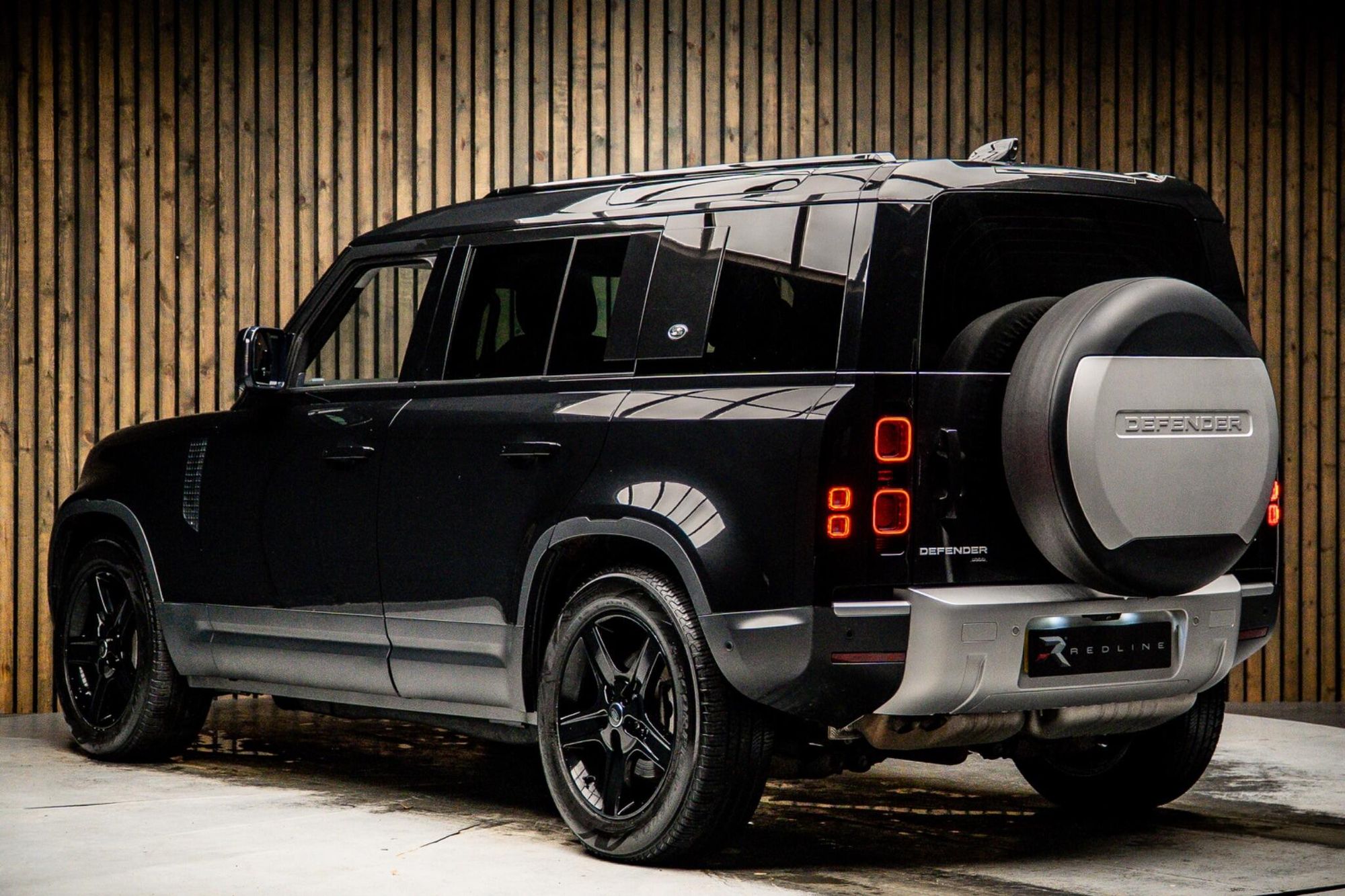 LAND ROVER DEFENDER DIESEL ESTATE 3.0 D300 SE 110 5dr Auto for sale UK - Slide 3