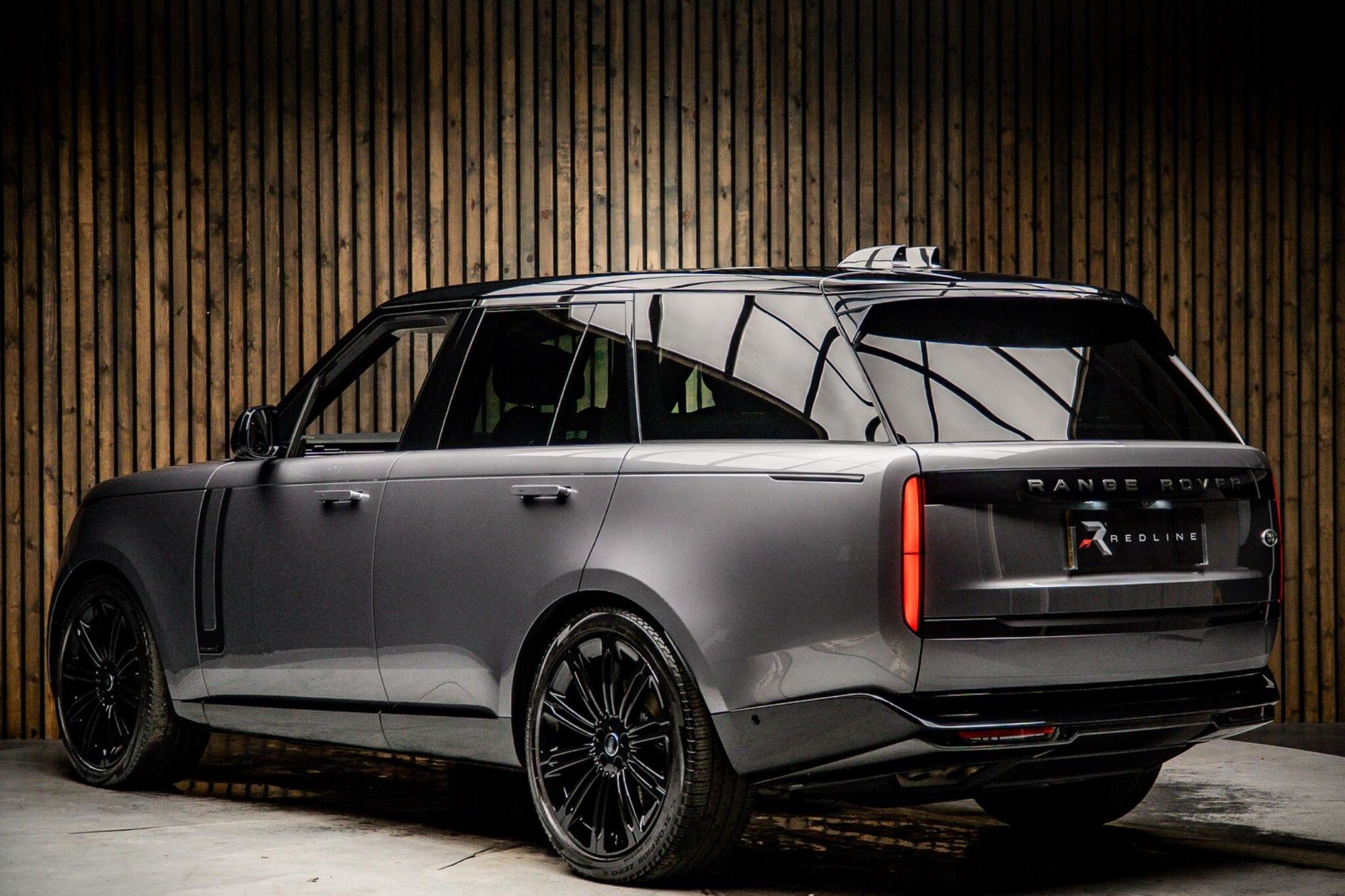 LAND ROVER RANGE ROVER ESTATE 4.4 P530 V8 Autobiography 4dr Auto for sale UK - Slide 3