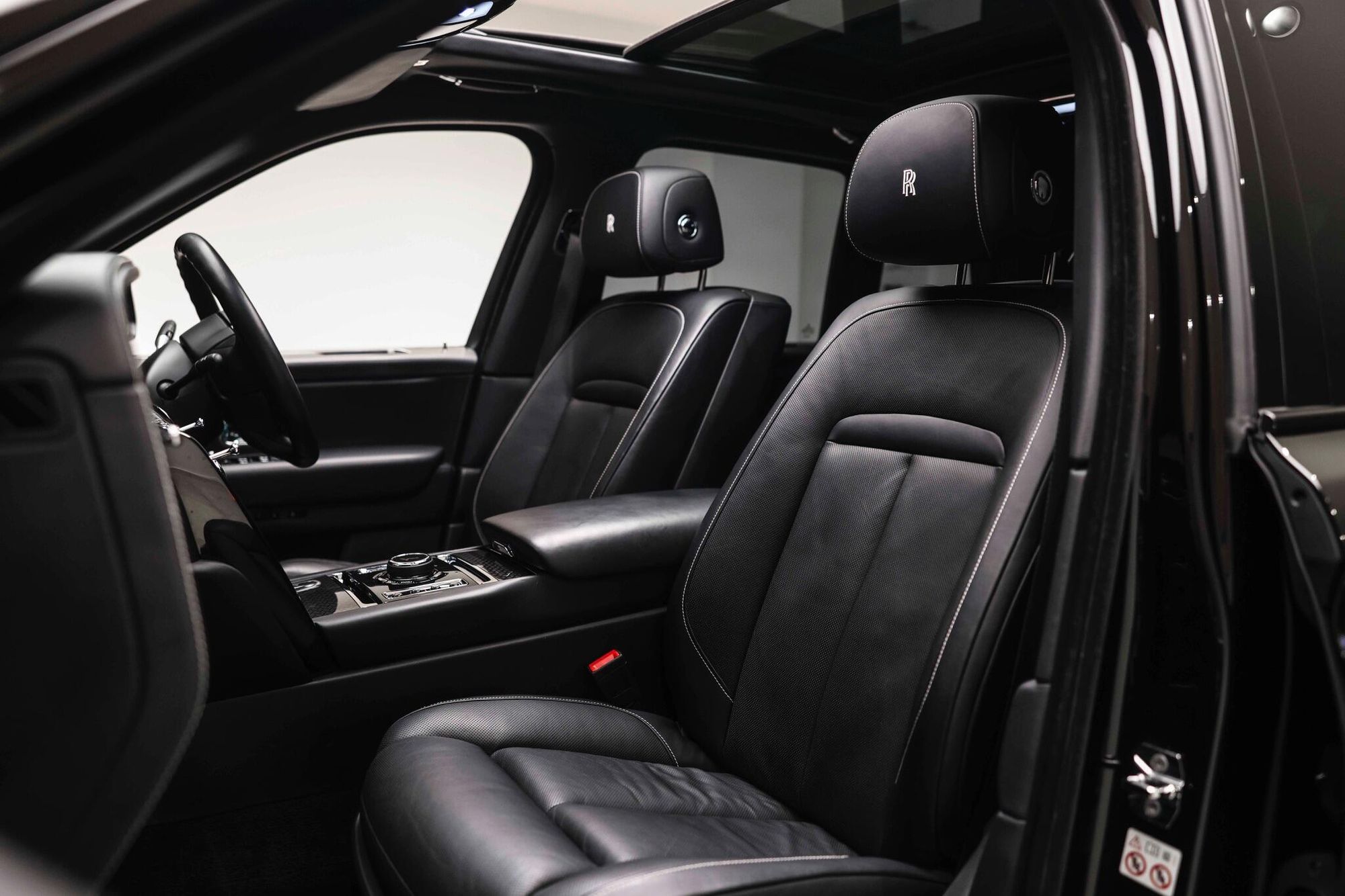 ROLLS-ROYCE CULLINAN ESTATE Black Badge 5dr Auto for sale UK - Slide 3