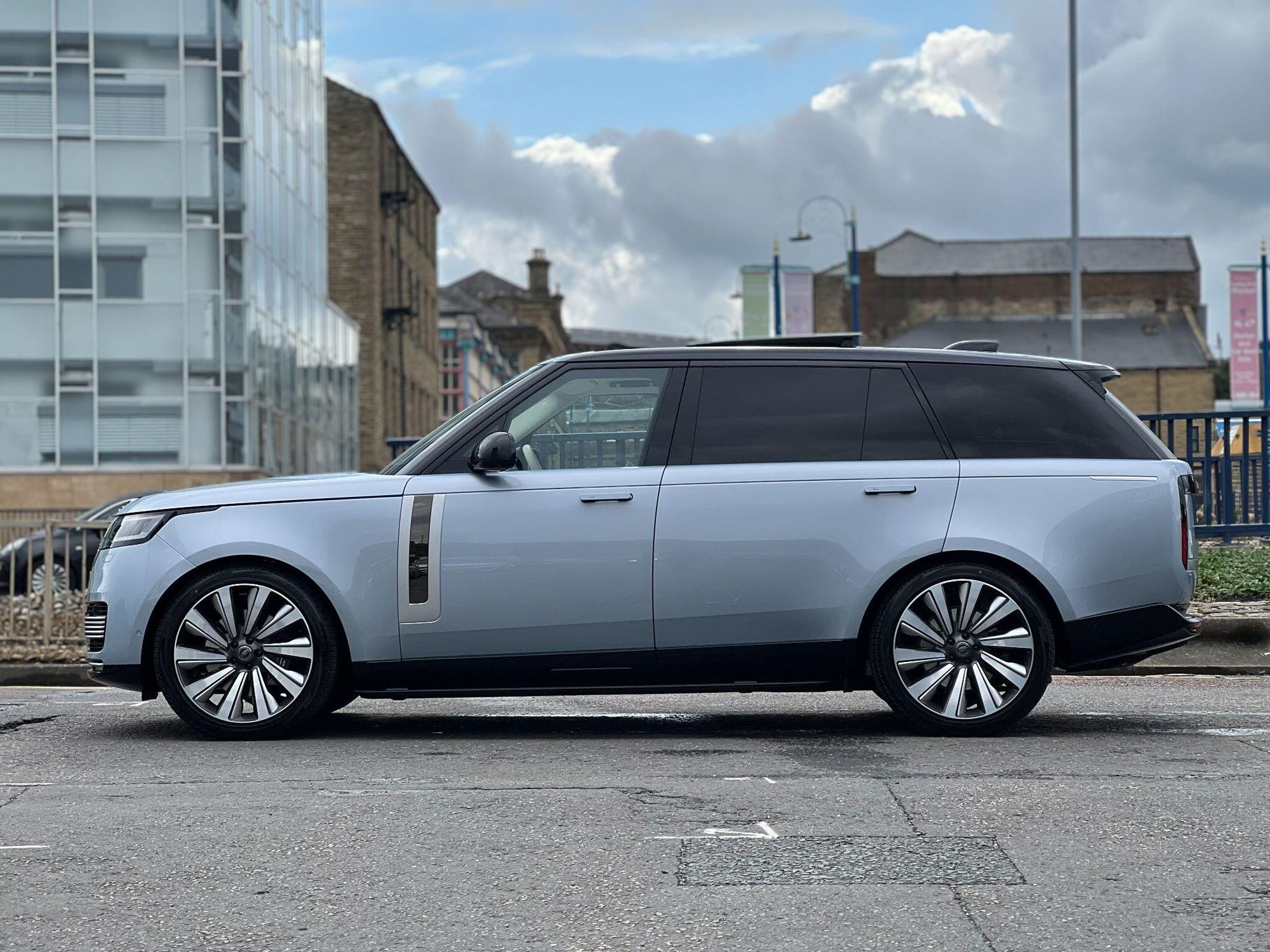 LAND ROVER RANGE ROVER ESTATE 4.4 P530 V8 SV LWB 4dr Auto for sale UK - Slide 8