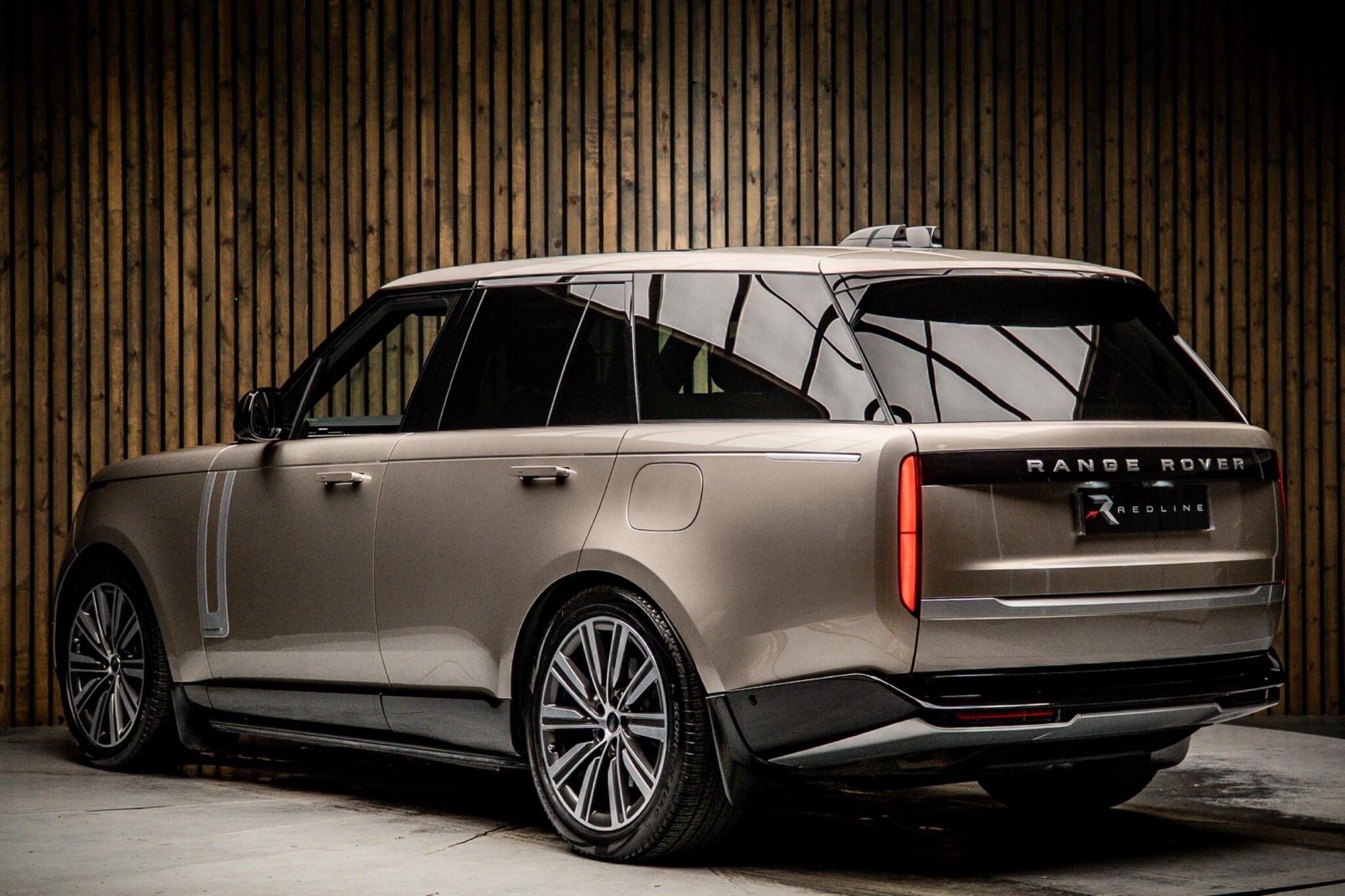 LAND ROVER RANGE ROVER ESTATE 3.0 P550e Autobiography 4dr Auto for sale UK - Slide 3