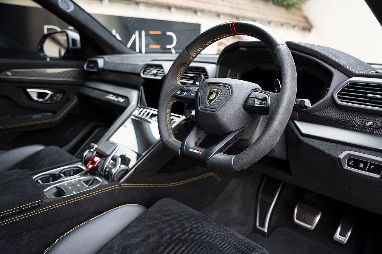 LAMBORGHINI URUS ESTATE 4.0T FSI V8 Performante 5dr Auto for sale UK - Slide 8